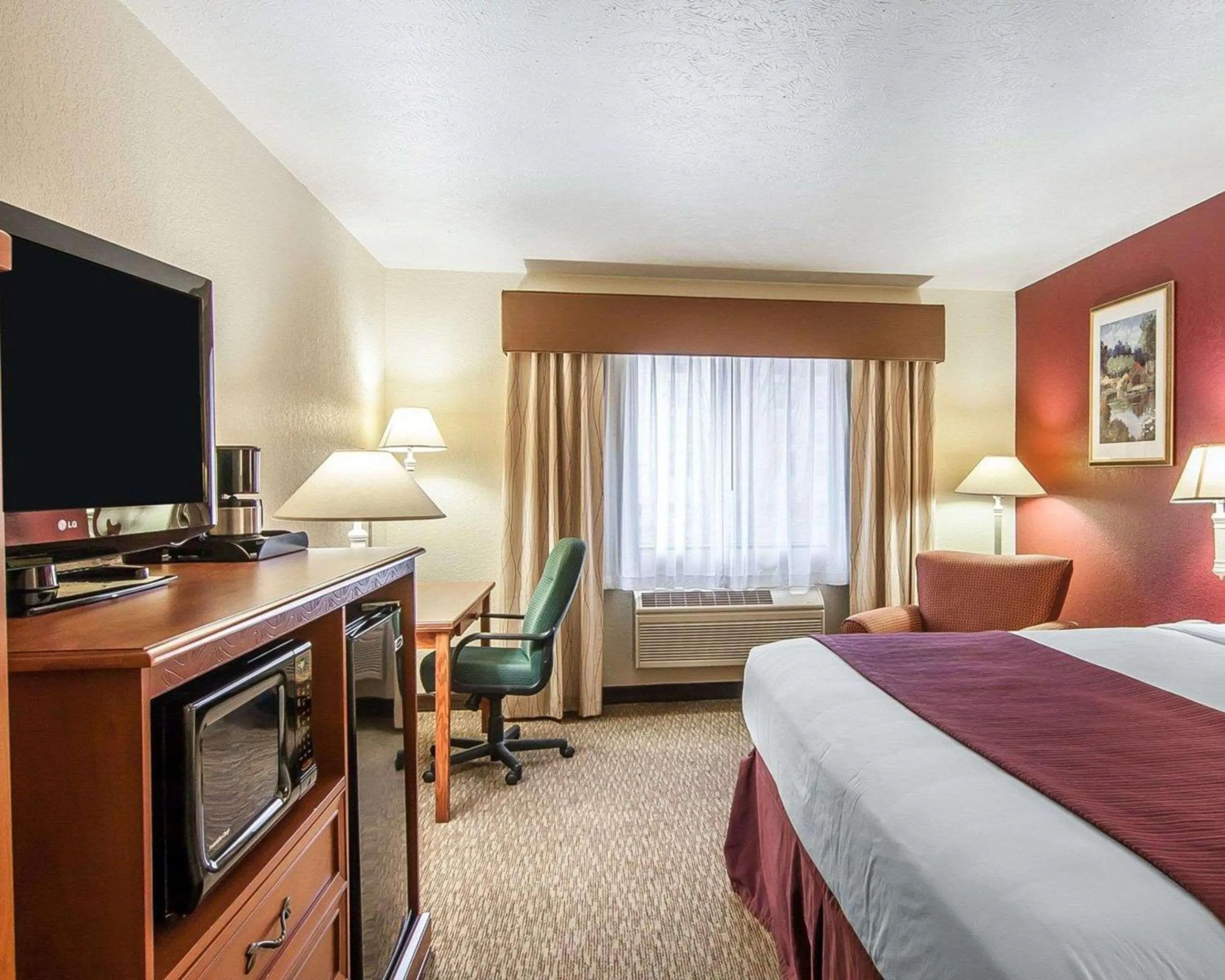 King Suite with Whirlpool - Non-smoking in Quality Inn Downtown Convention Center