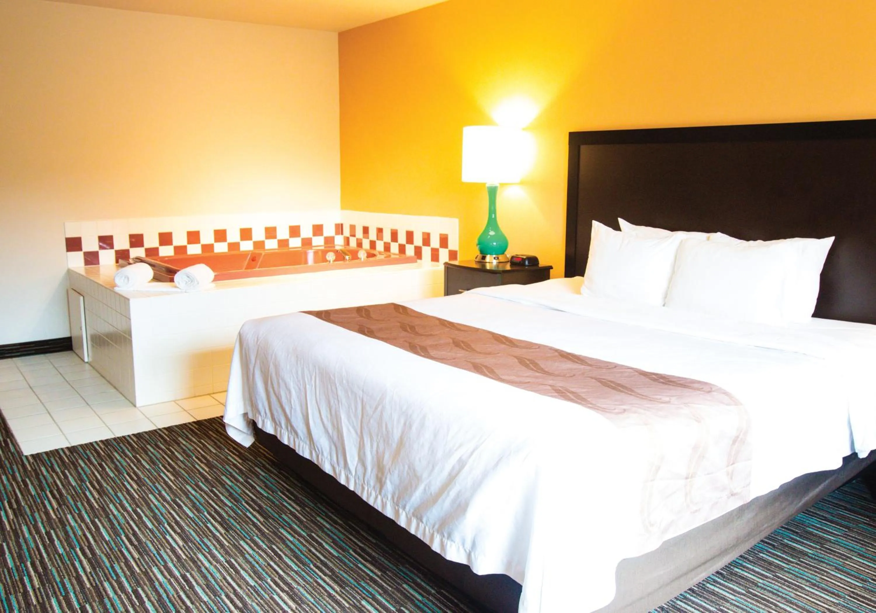 King Suite with Jacuzzi - Non-Smoking (Dorena) in Cottage Grove Inn