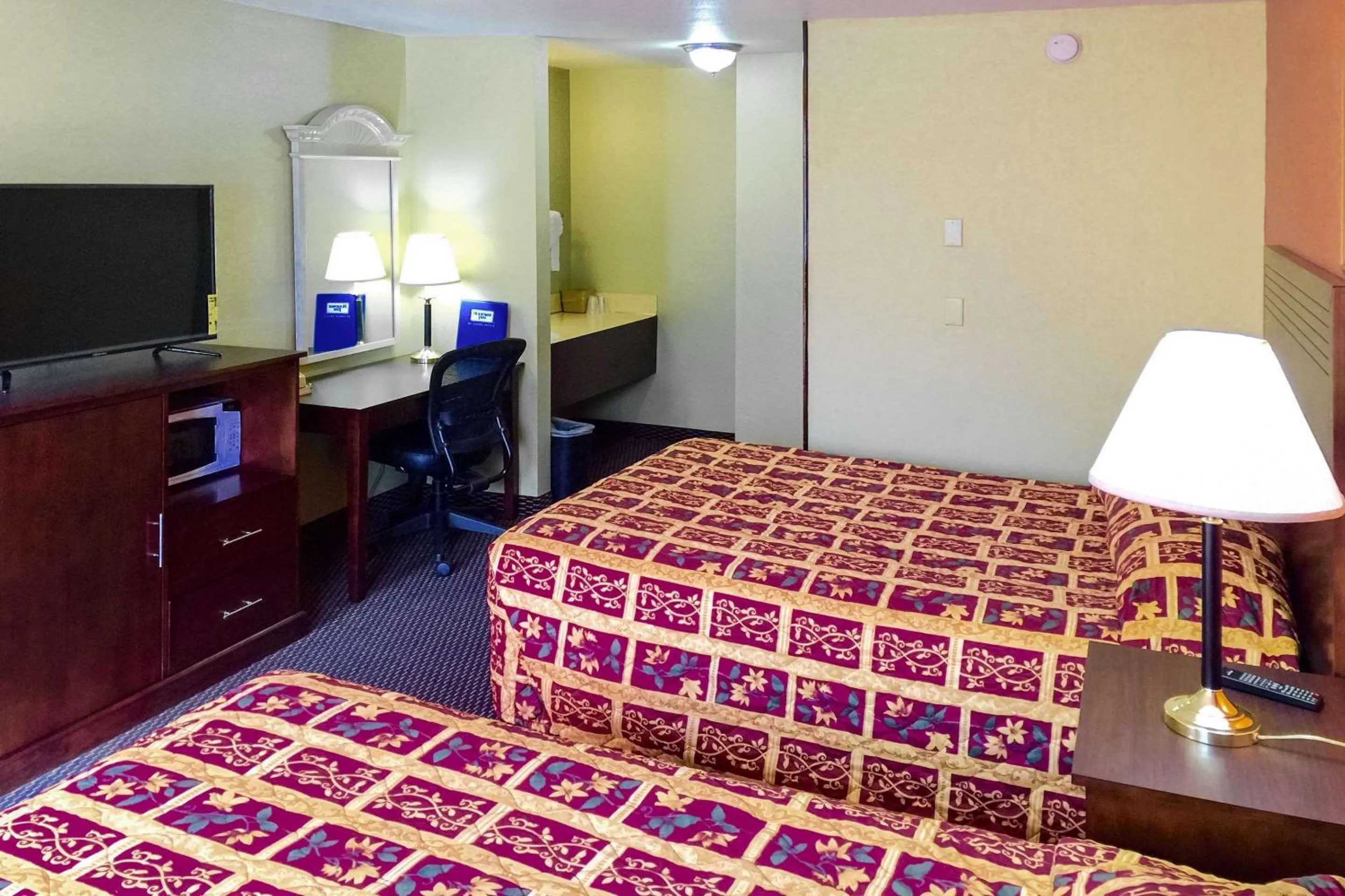 Queen Room with Two Queen Beds - Non-Smoking in Rodeway Inn Willamette River