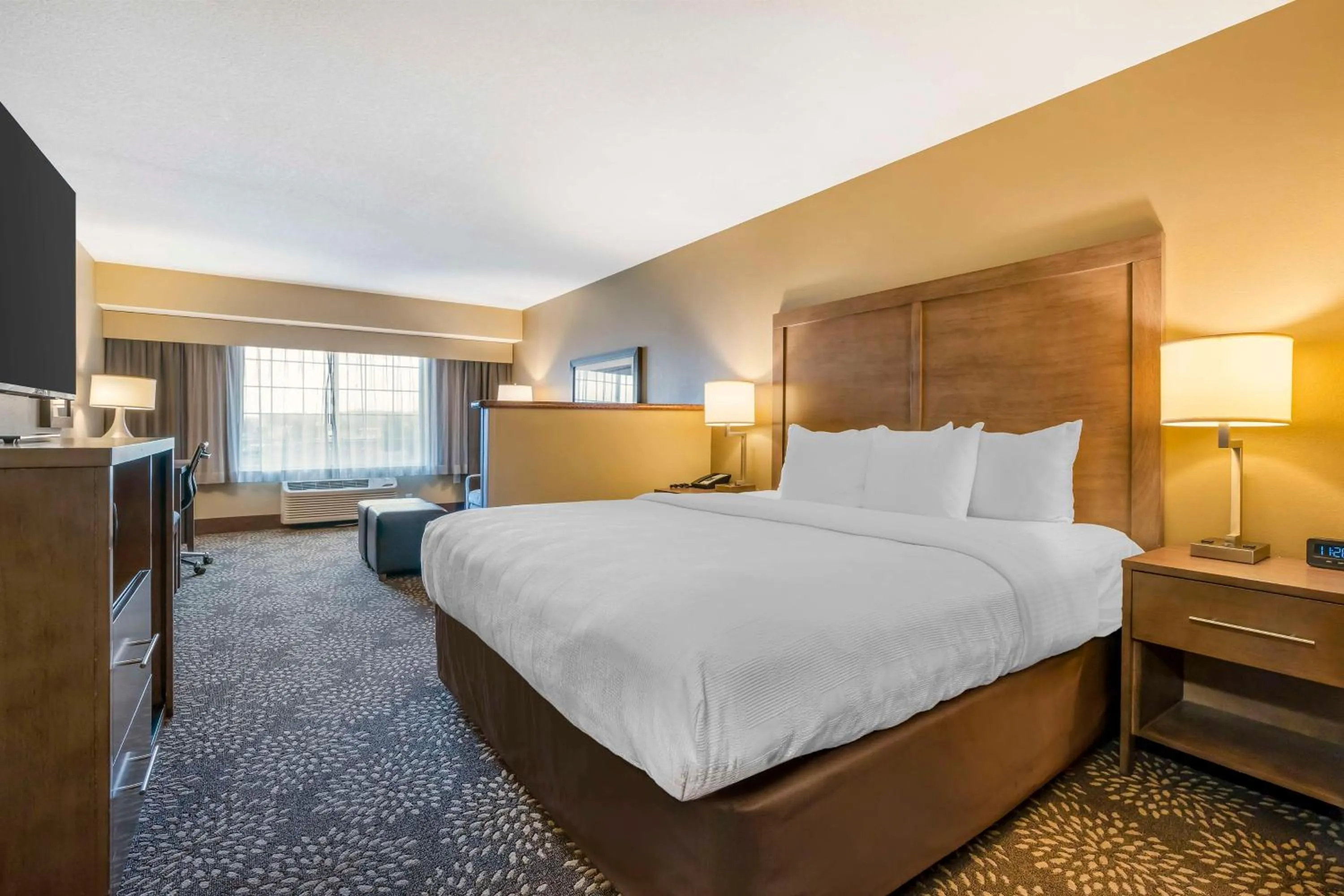 King Suite with Sofa Bed - Non-Smoking in Best Western Columbia River Waterfront Hotel Astoria