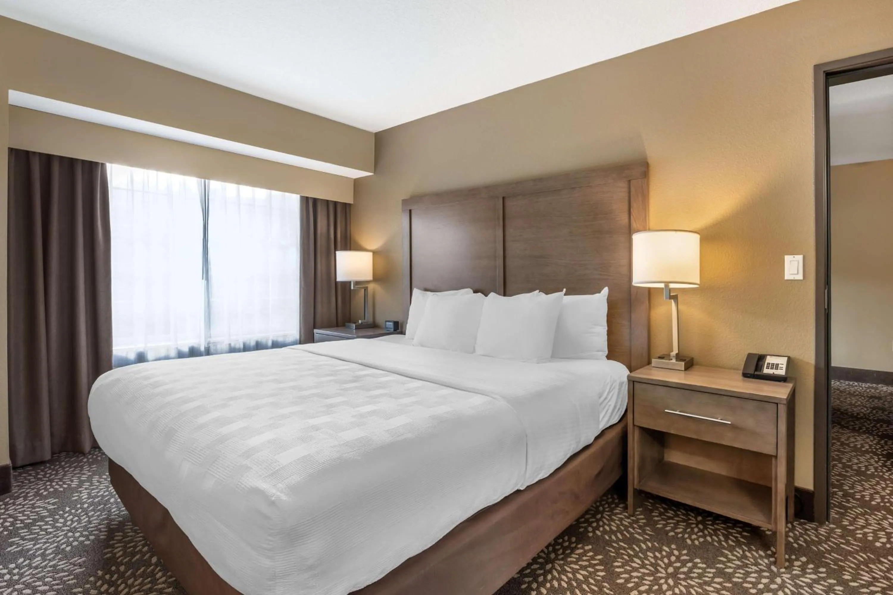 King Suite with Sofa Bed and Full Kitchen - Non-Smoking in Best Western Columbia River Waterfront Hotel Astoria