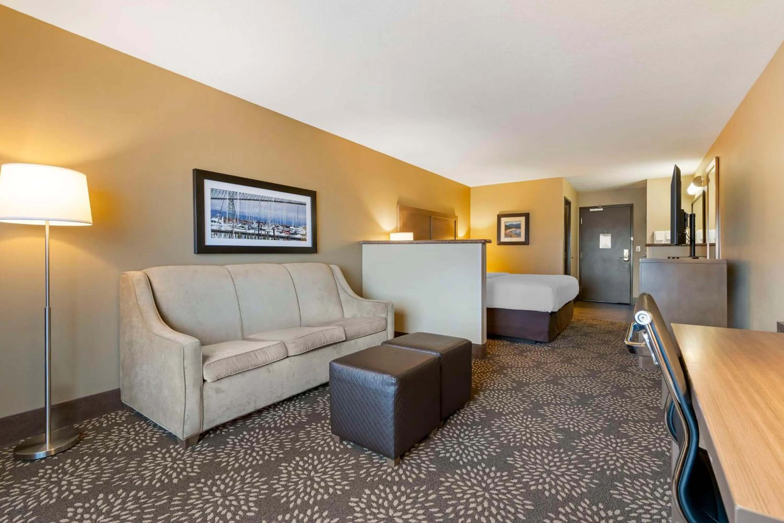 King Room with Sofa Bed and Bath Tub - Disability Access/Non-Smoking in Best Western Columbia River Waterfront Hotel Astoria