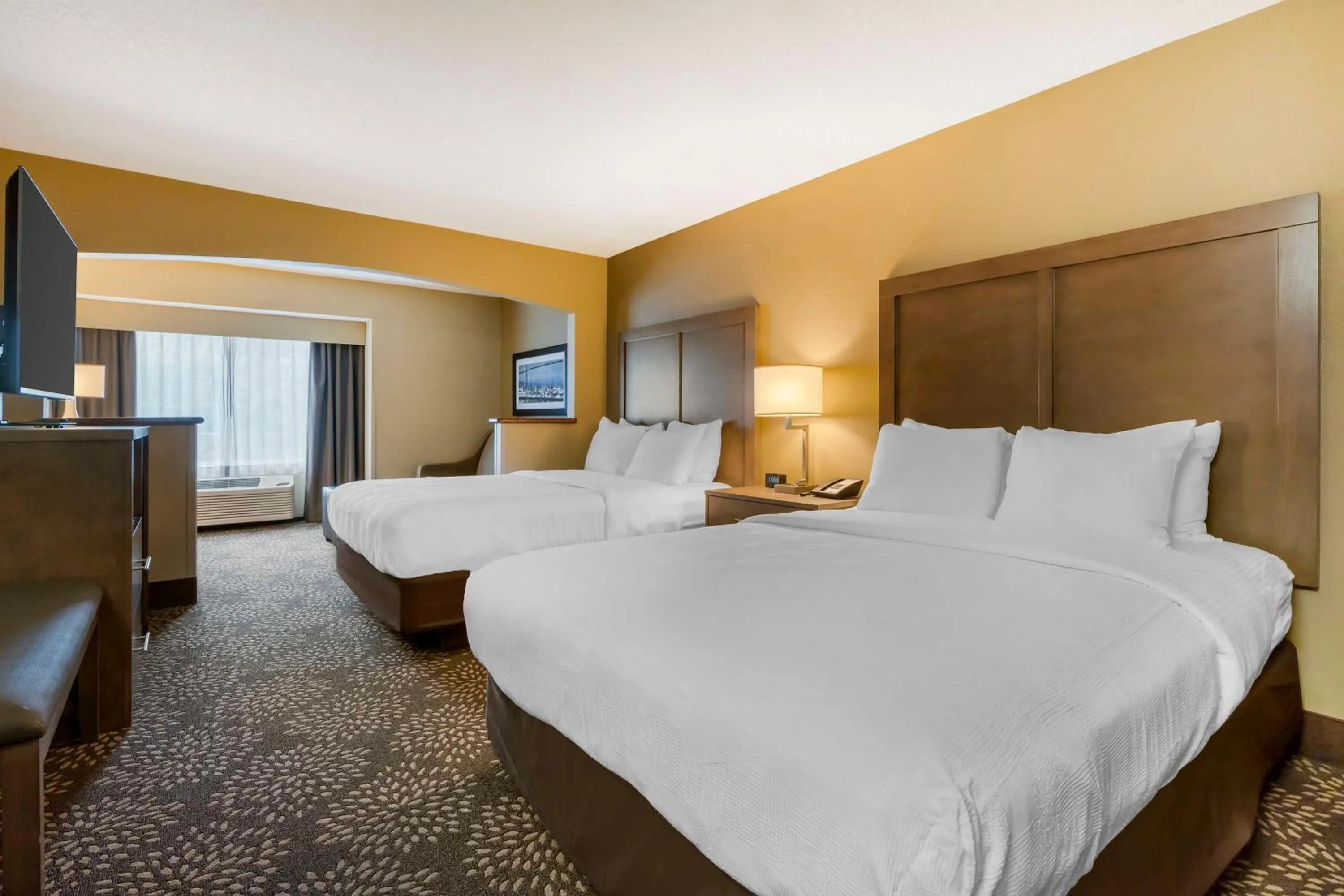 Queen Suite with Two Queen Beds and Sofa Bed - Non-Smoking in Best Western Columbia River Waterfront Hotel Astoria