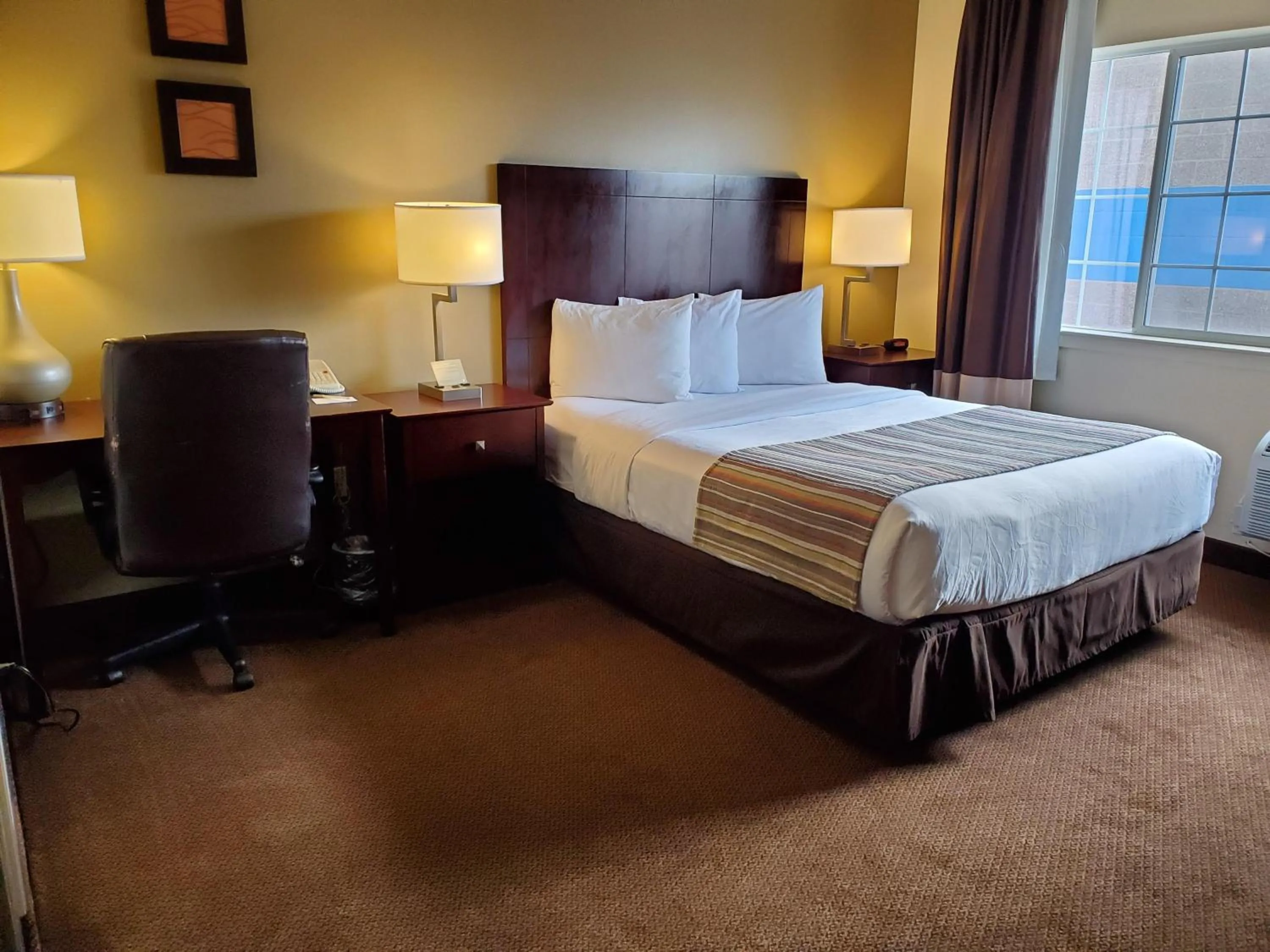 Queen Room - Disability Access in Country Inn & Suites by Radisson, Bend, OR