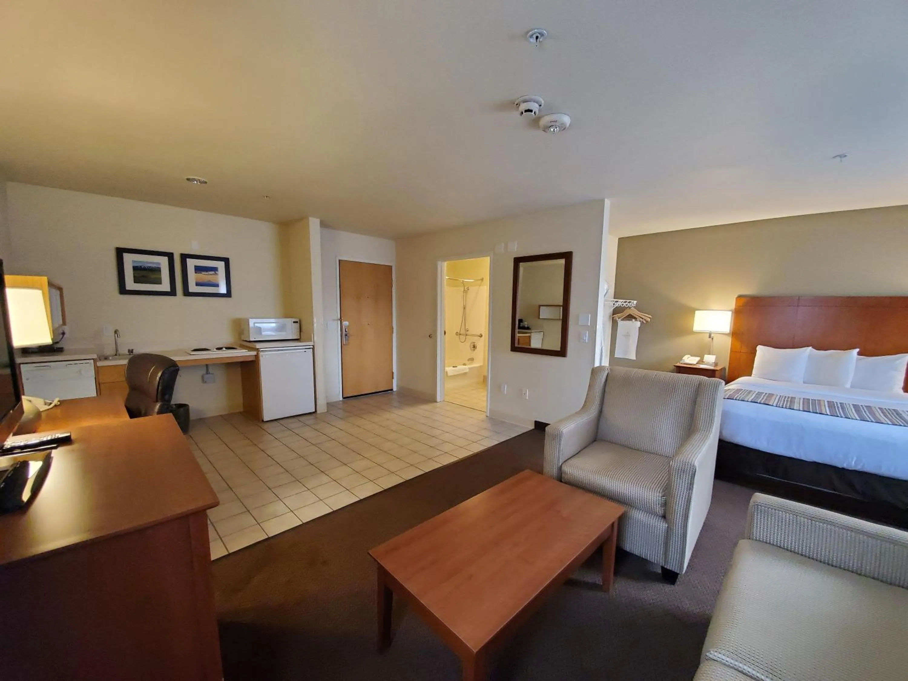 One-Bedroom Queen Suite - Disability Access/Non-Smoking in Country Inn & Suites by Radisson, Bend, OR