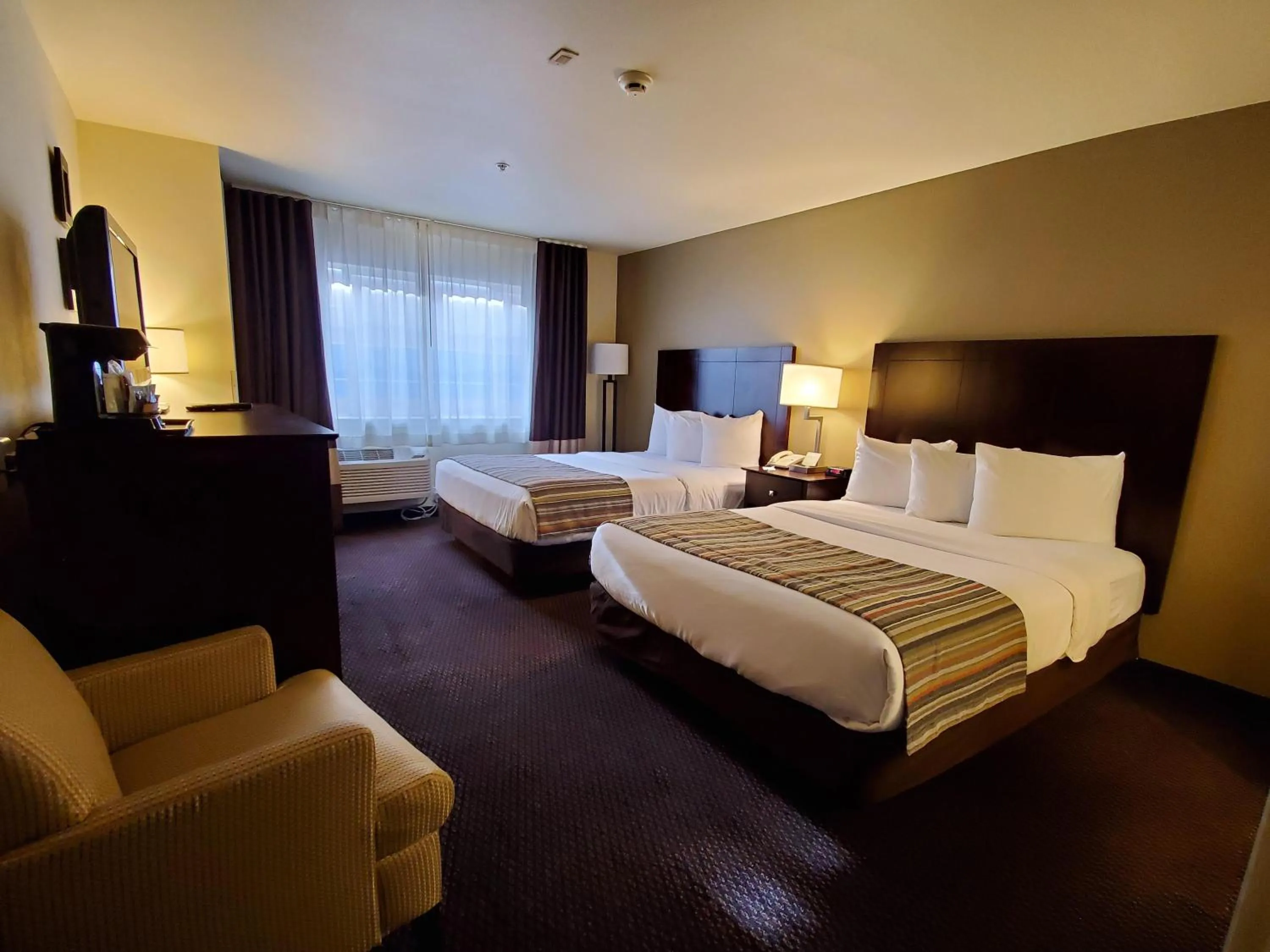 Queen Room with Two Queen Beds - Non-Smoking in Country Inn & Suites by Radisson, Bend, OR