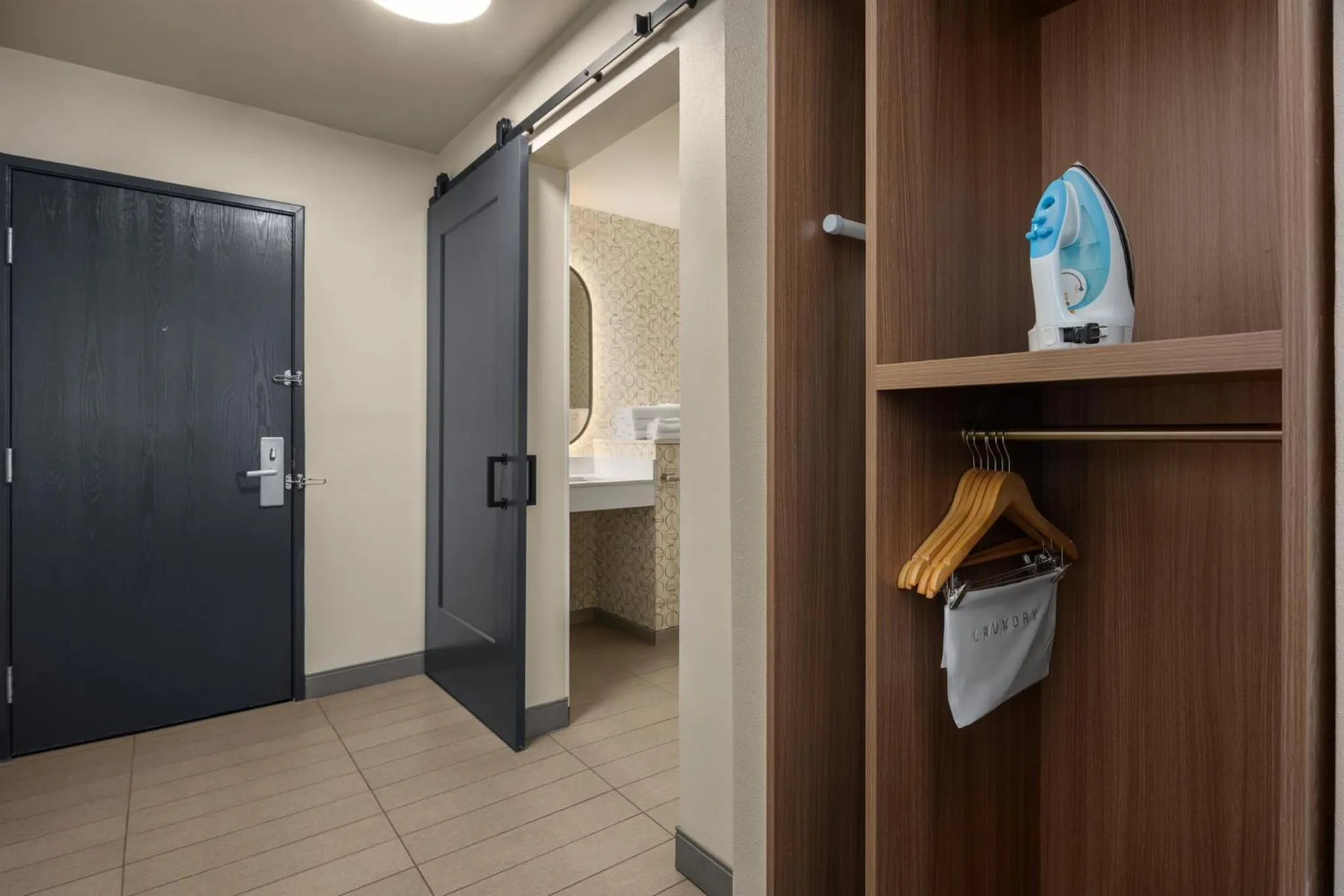 Queen Room with Roll In Shower - Communication/Mobility Accessible/Pet-Friendly in Clarion Inn Ontario