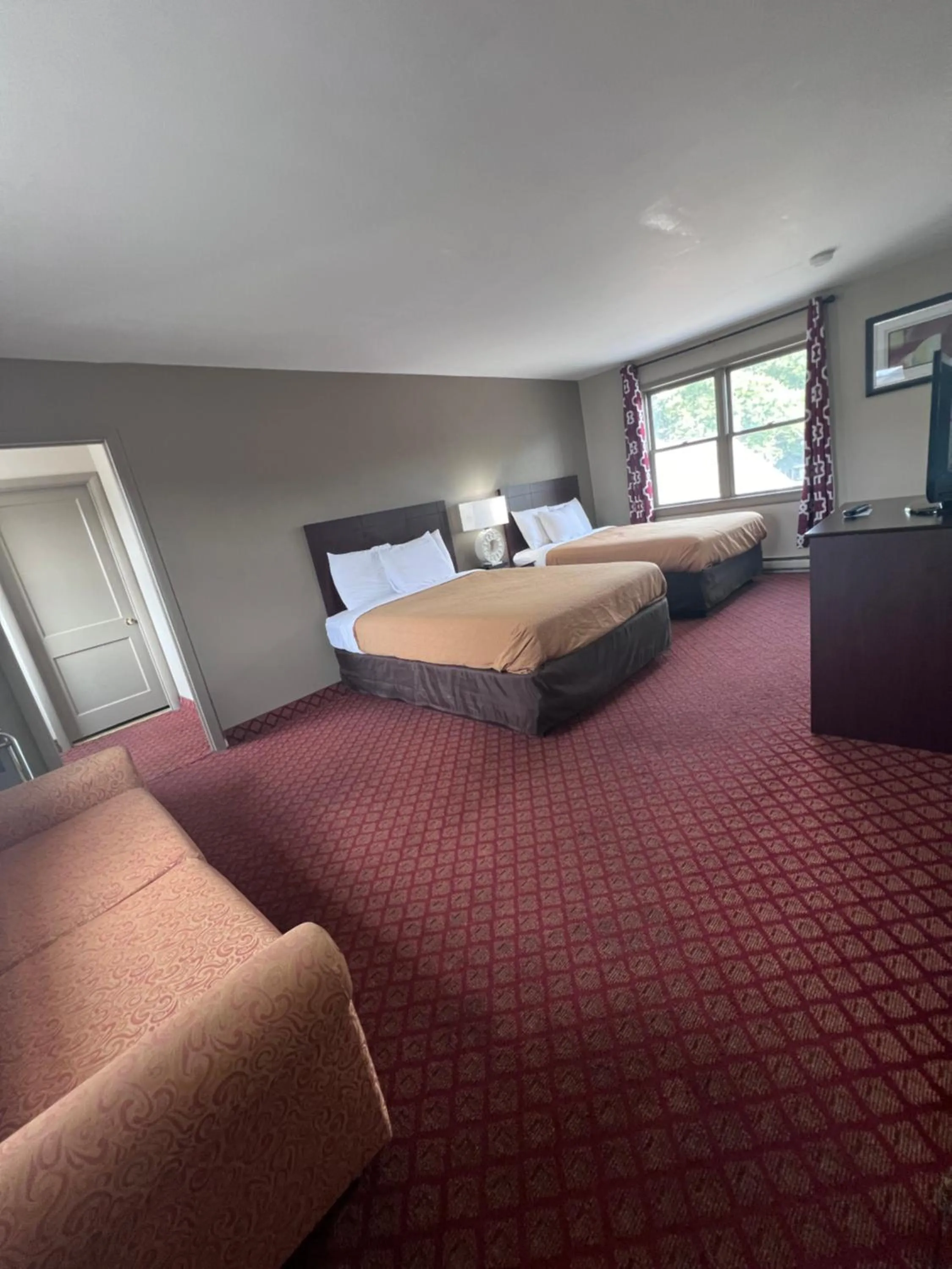 King Suite with One King Bed and Two Double Beds - Non Smoking in Rodeway Inn & Suites Hershey Chocolate Avenue