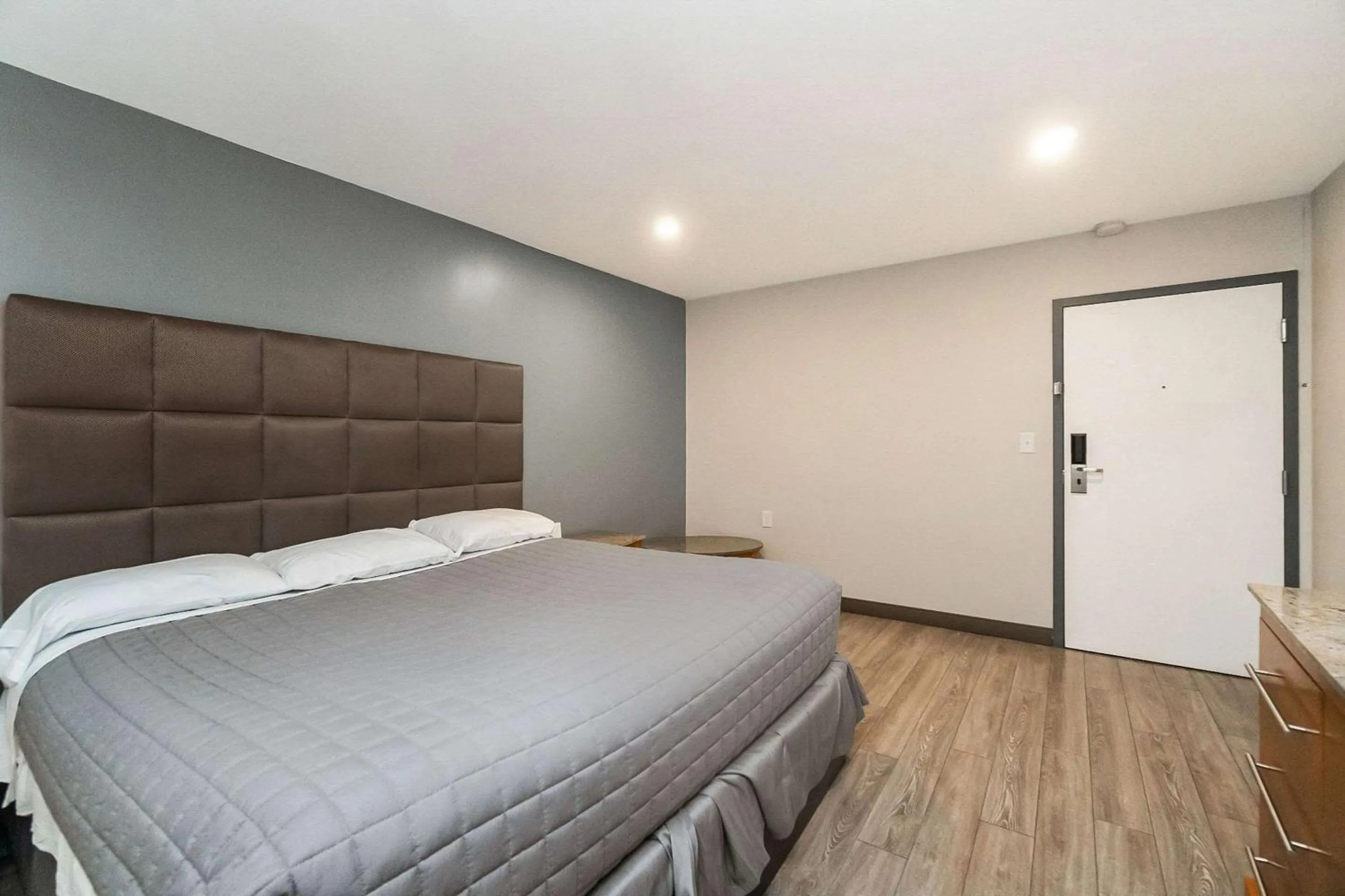 Standard King Room - Non-Smoking  in Rodeway Inn Moosic - Scranton