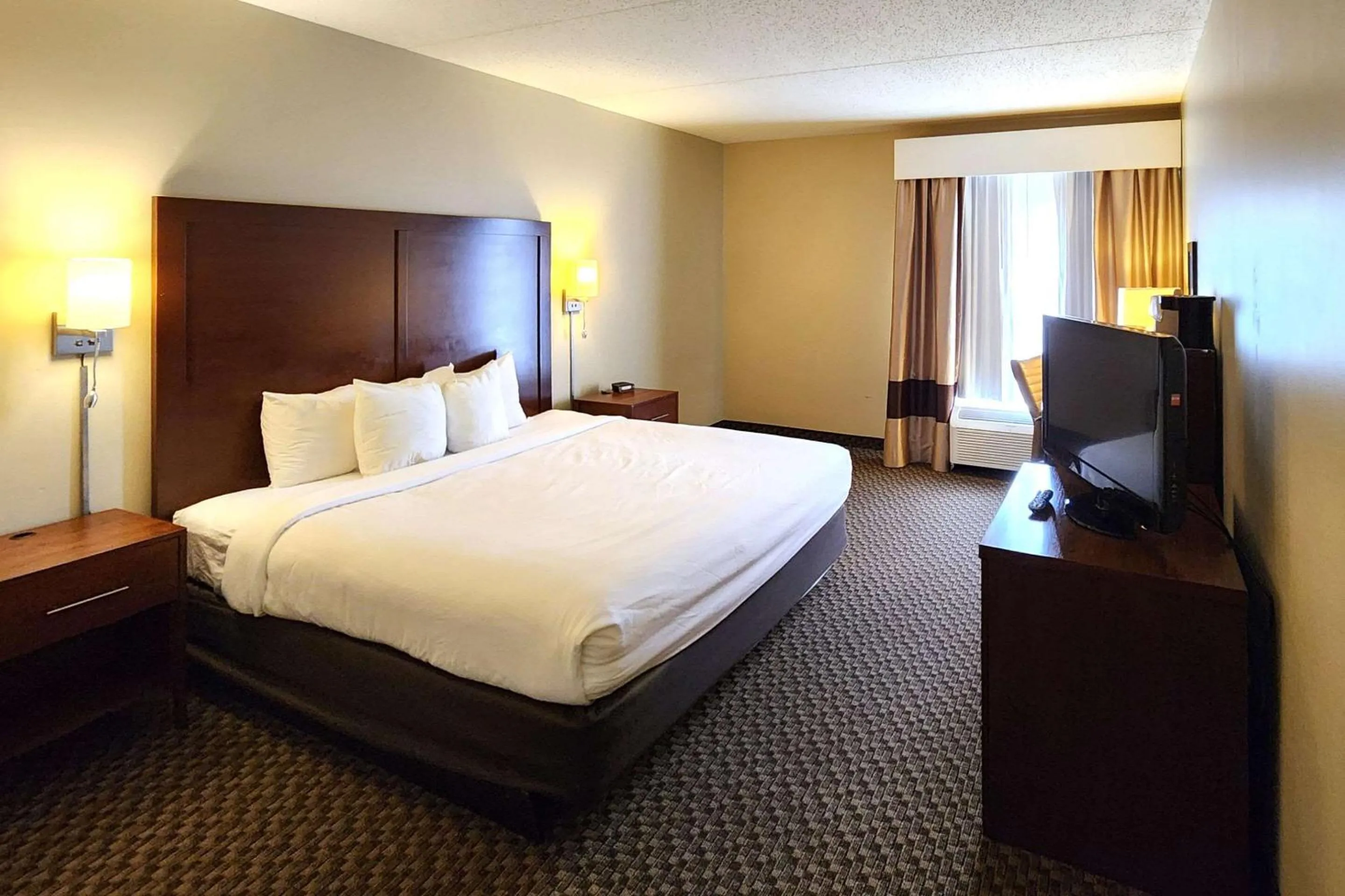 King Room - Non-Smoking in Comfort Inn & Suites Mount Pocono