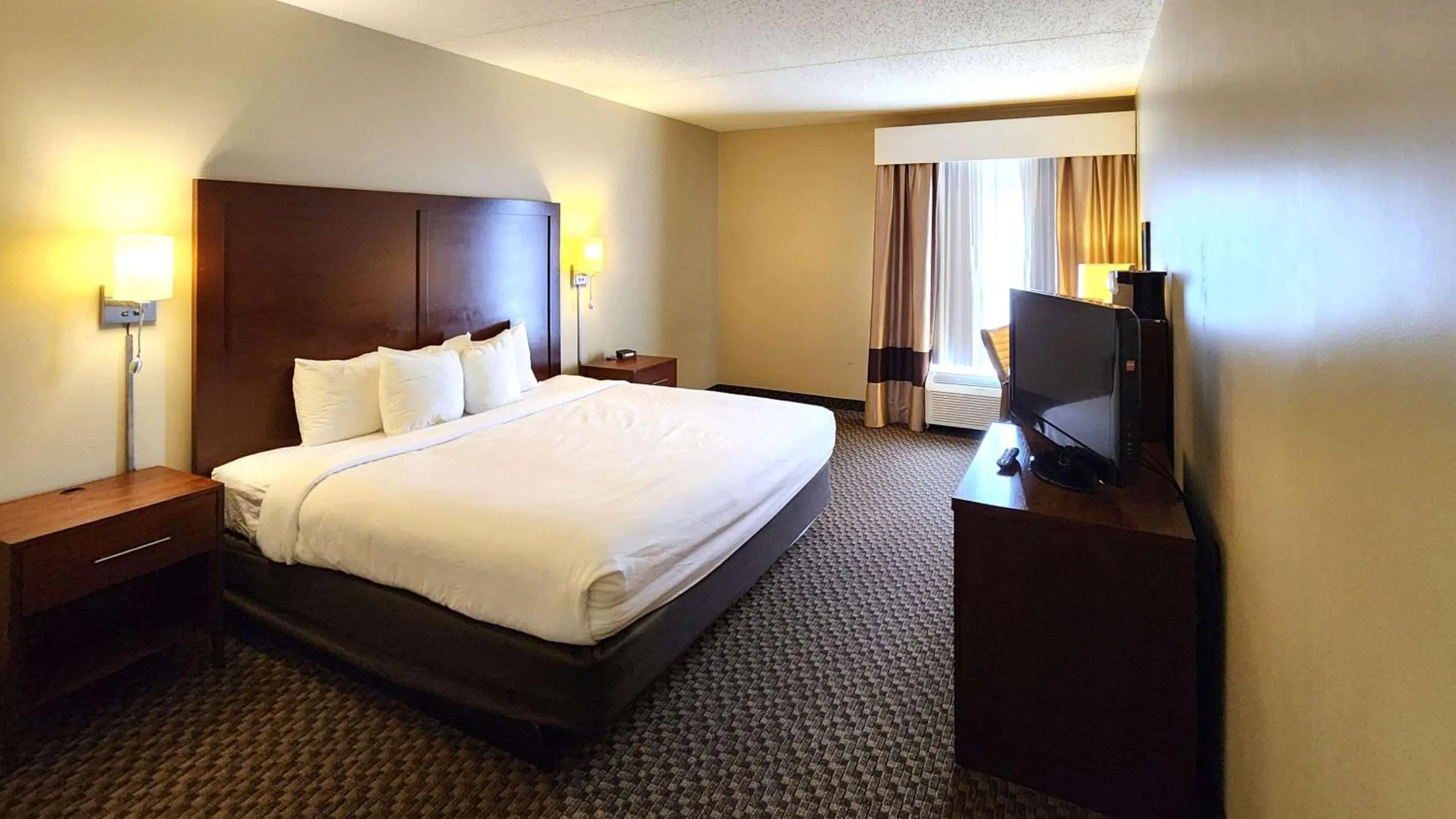King Room - Accessible/Non-Smoking in Comfort Inn & Suites Mount Pocono