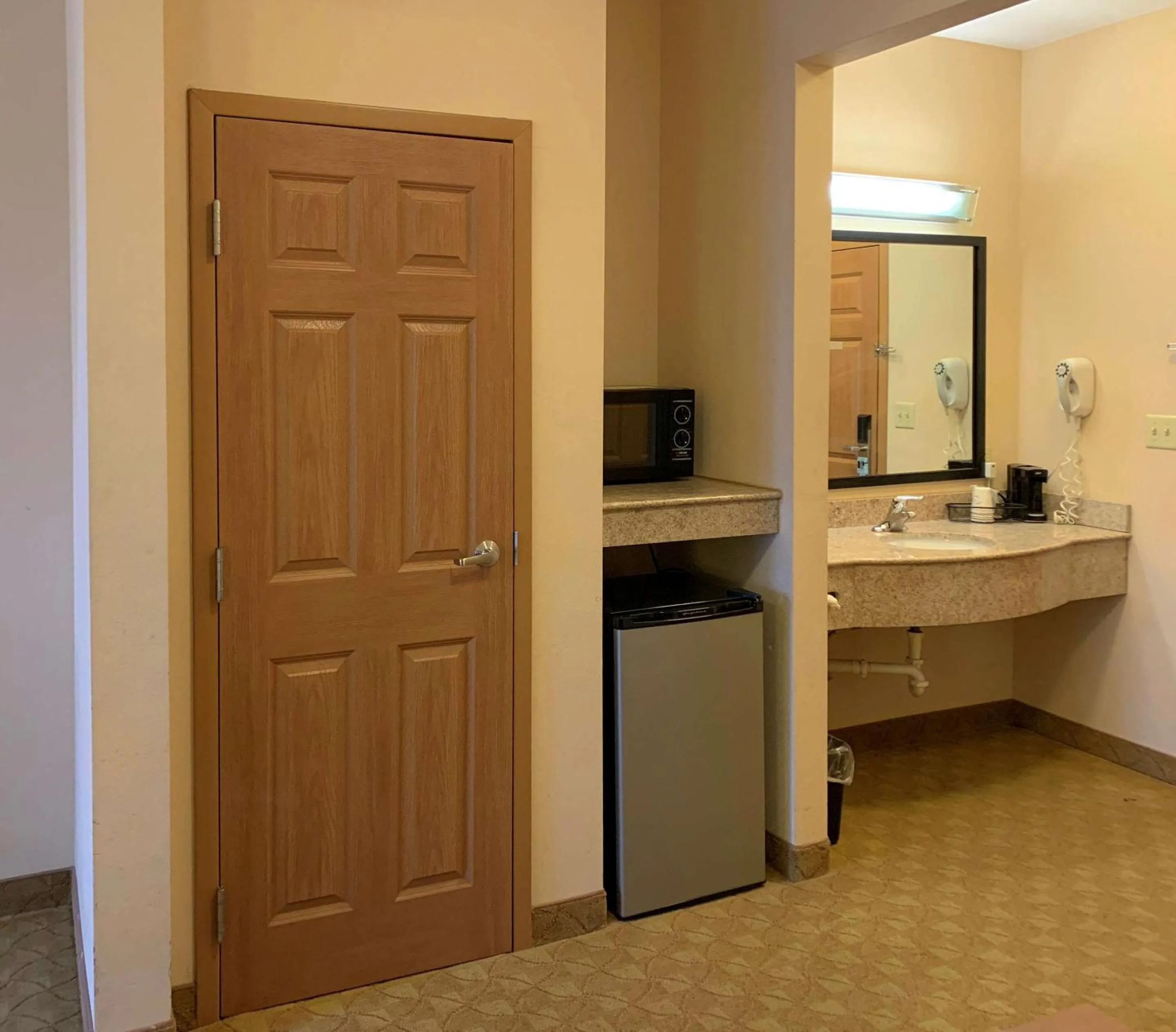 King Room with Roll-In Shower - Non Smoking in Sleep Inn & Suites Gettysburg