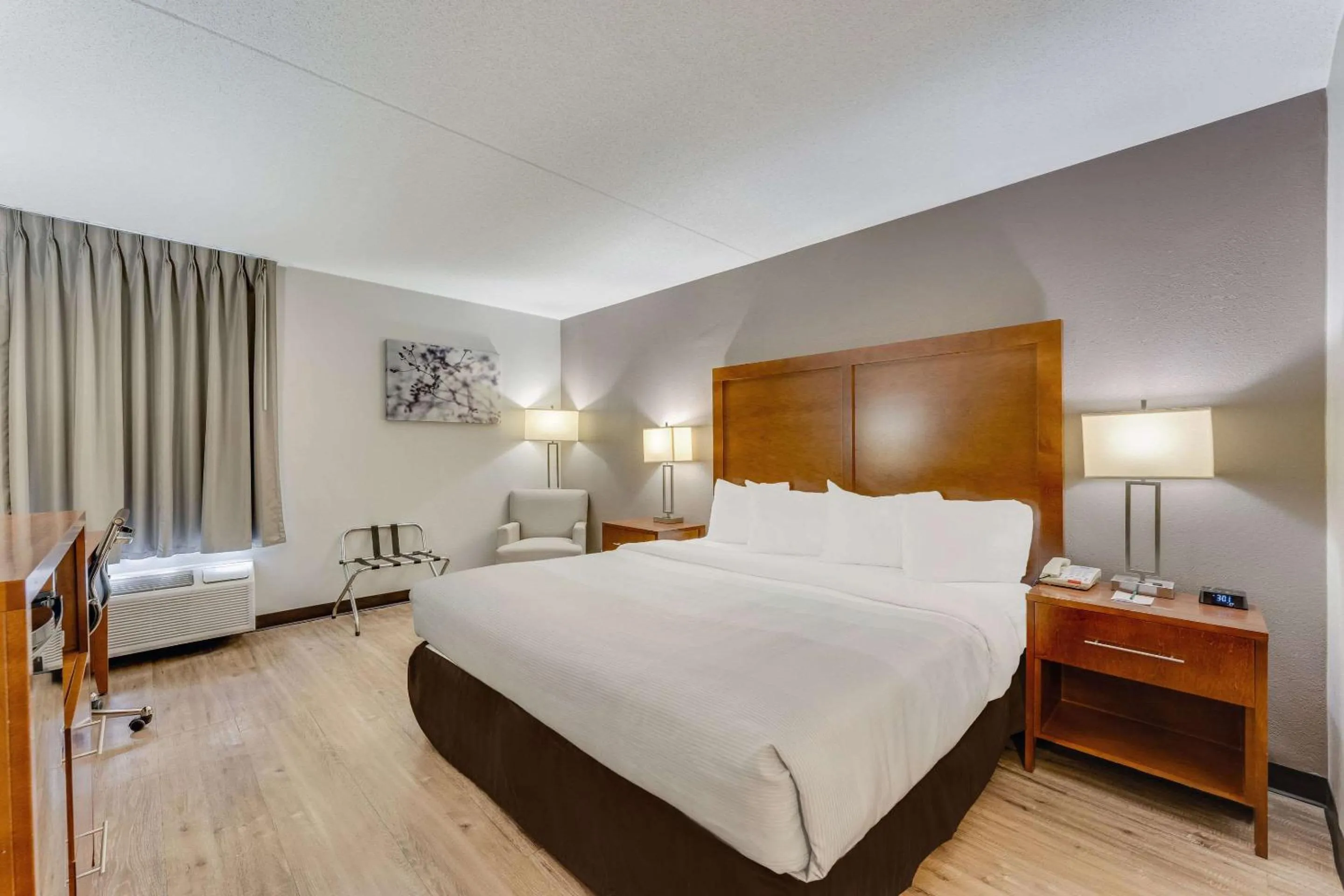 King Suite - Non Smoking in Quality Inn Easton