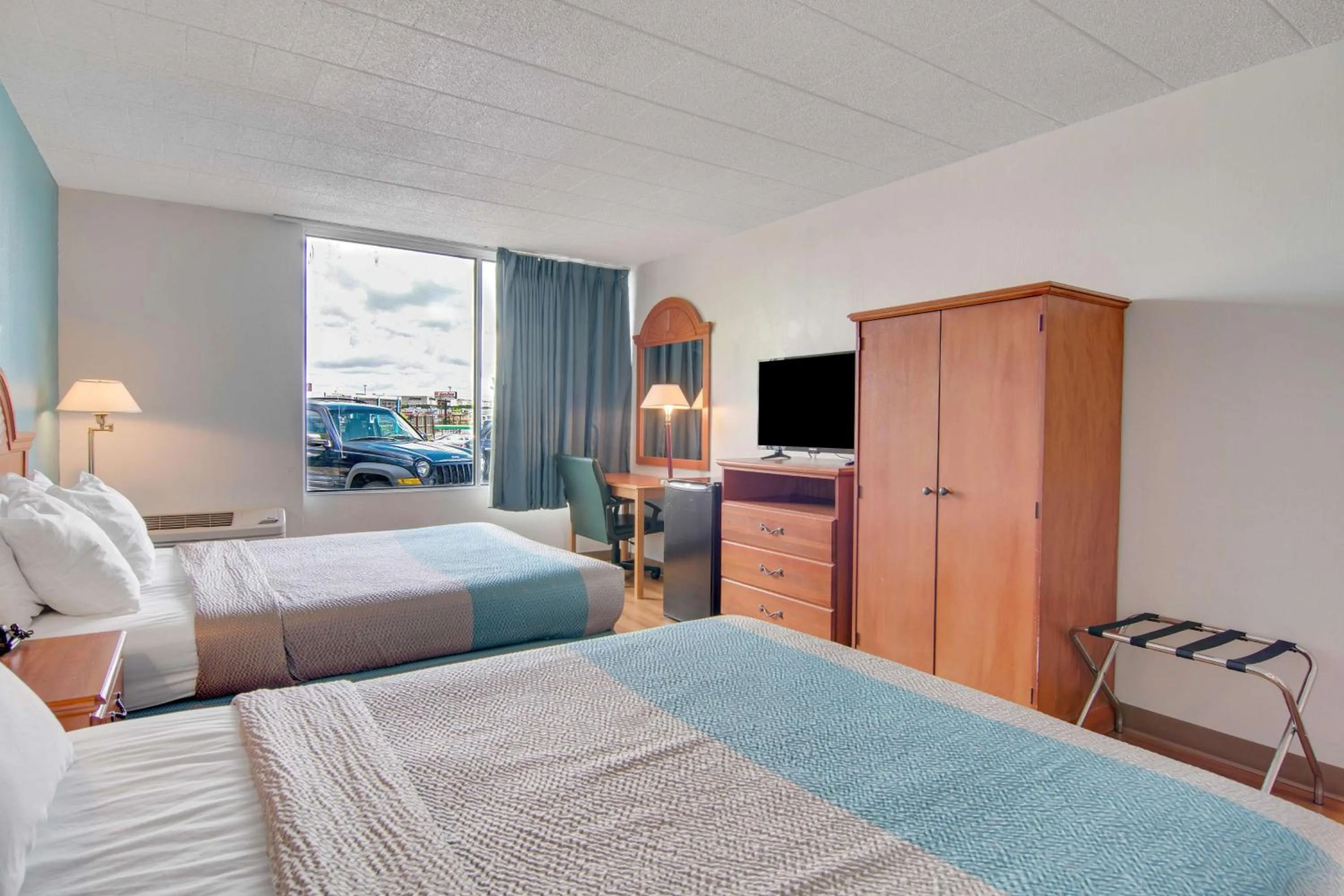 Queen Room with Two Queen Beds - Non-Smoking in Motel 6-Clarion, PA