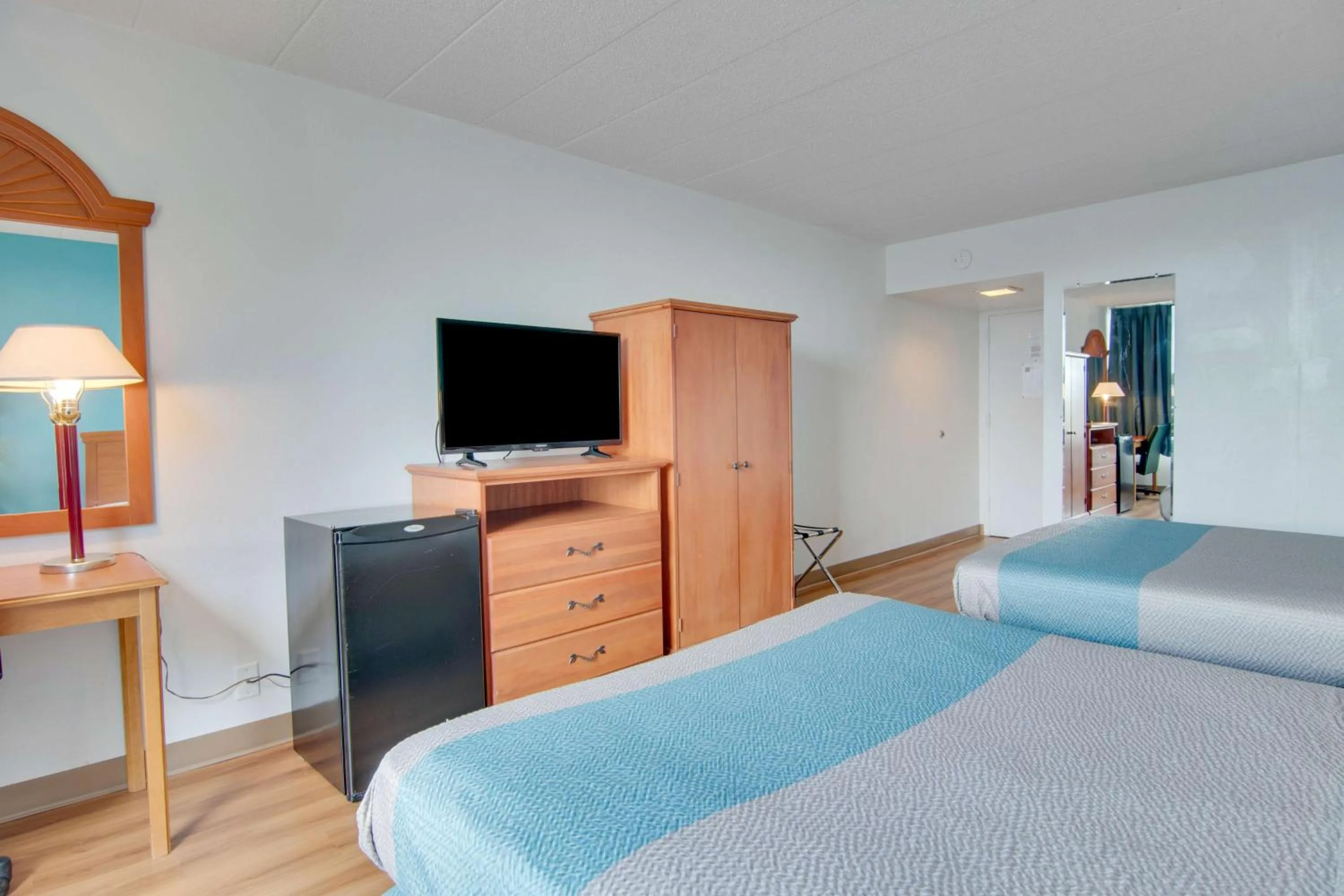 Deluxe Queen Room with Two Queen Beds - Non-Smoking in Motel 6-Clarion, PA