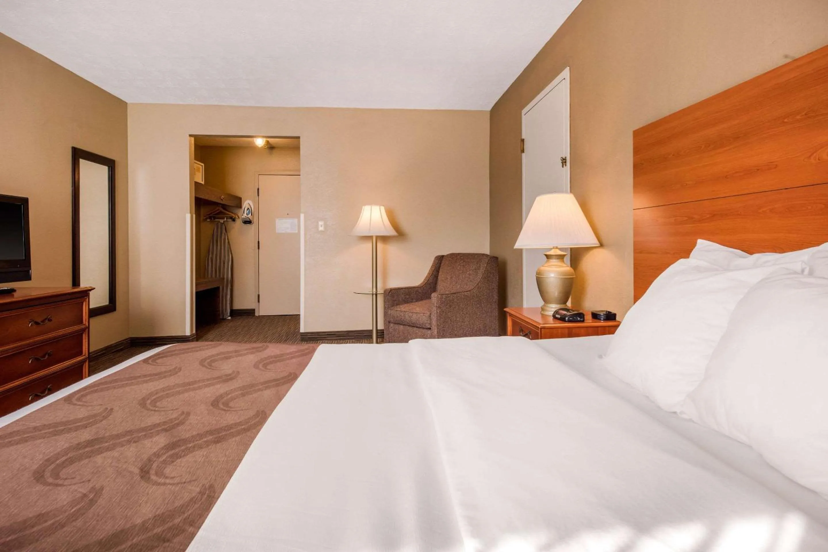 King Room - Non-Smoking in Quality Inn & Suites New Castle