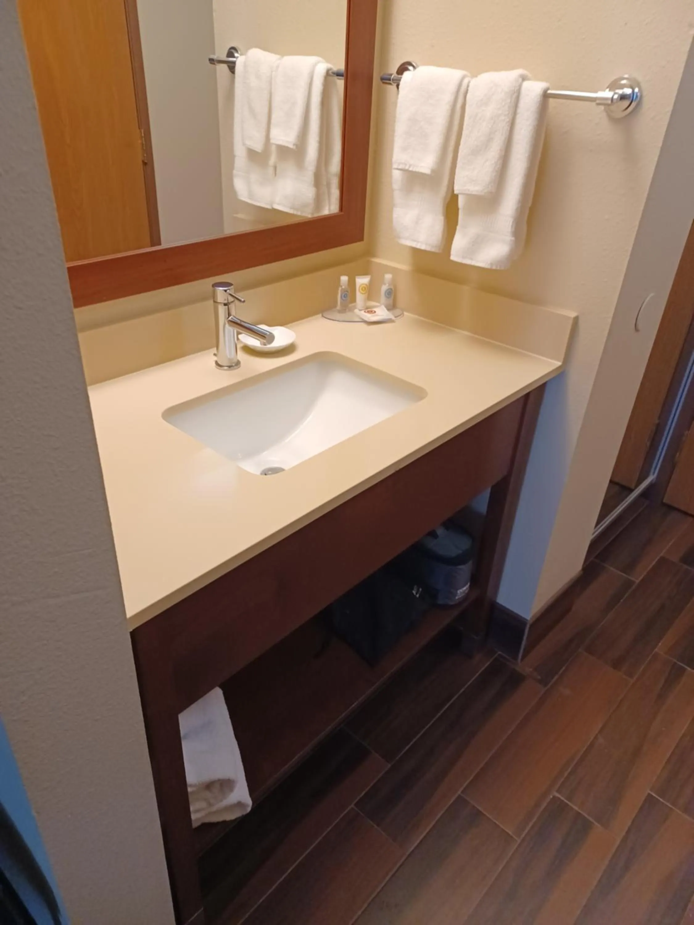 Deluxe King Room - Non-Smoking in Wingate by Wyndham Pittsburgh New Stanton