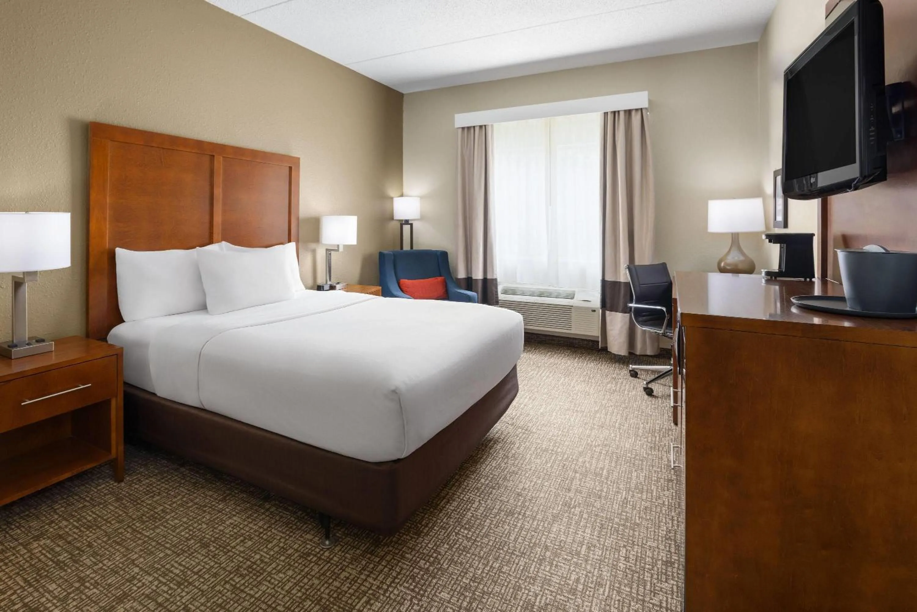 1 Queen Bed, Mobility and Hearing Accessible Room, Roll-In Shower, Non-Smoking in Wingate by Wyndham Pittsburgh New Stanton