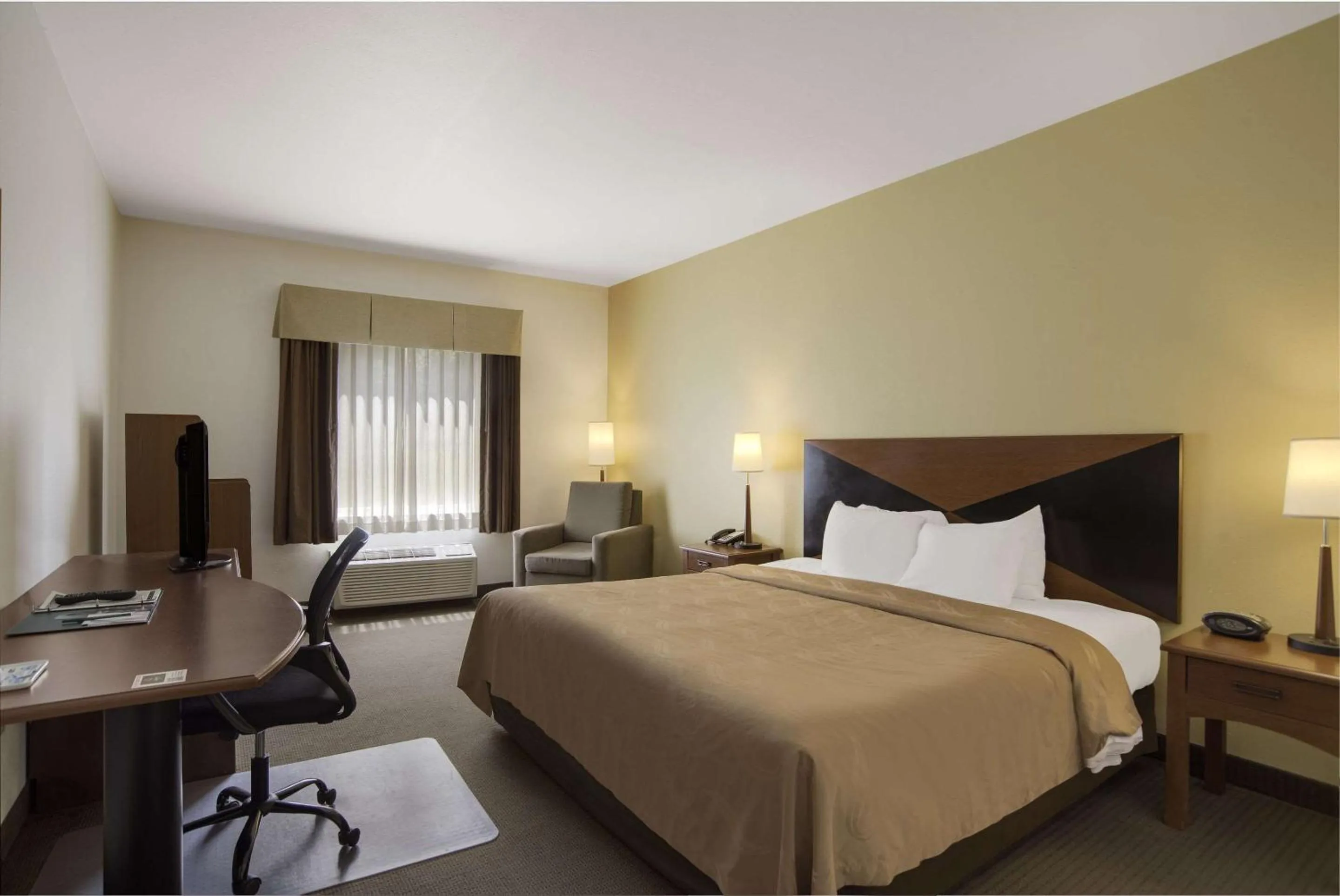 King Room - Non-Smoking in Quality Inn & Suites Chambersburg