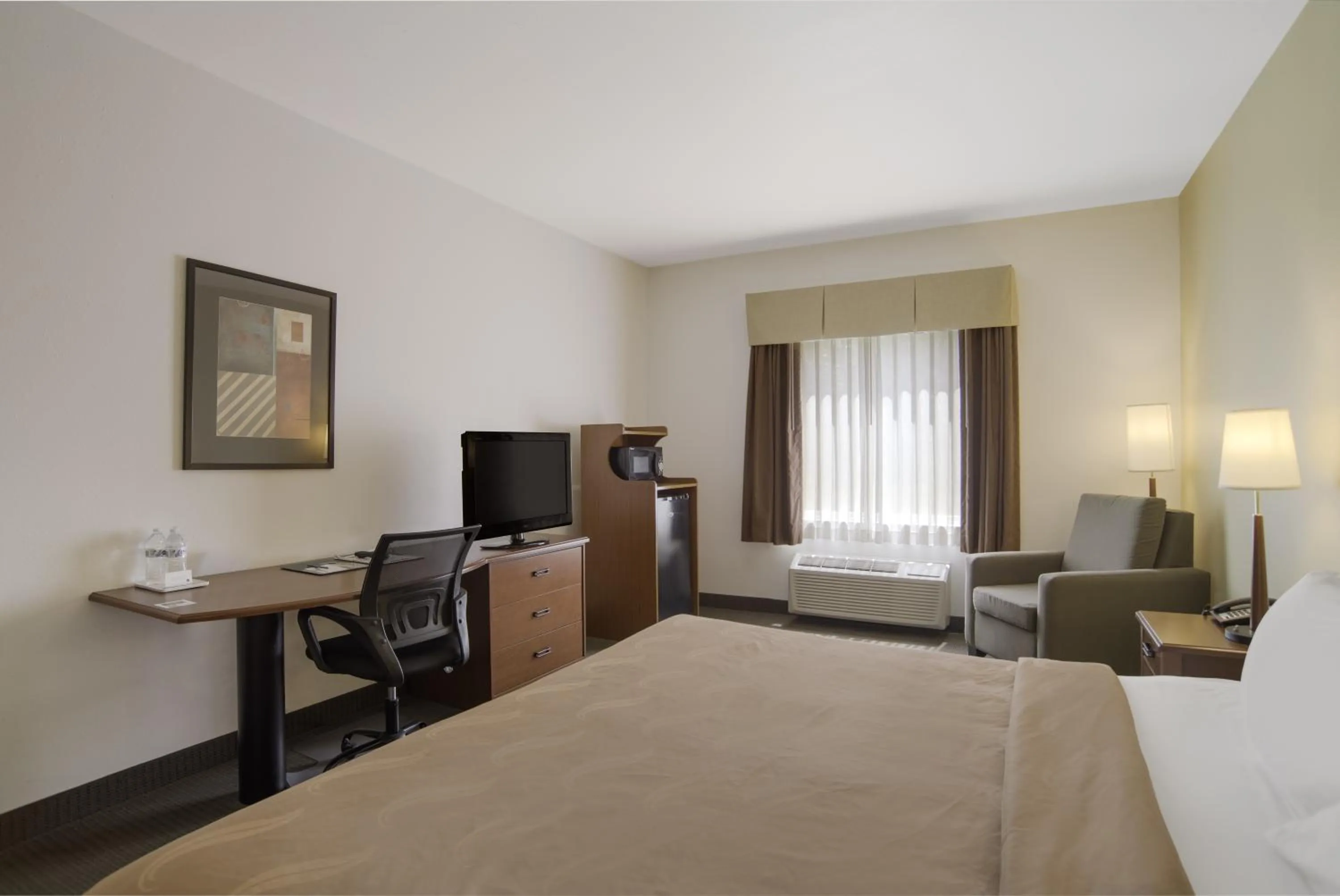 King Room Top Floor - Accessible/Non-Smoking in Quality Inn & Suites Chambersburg