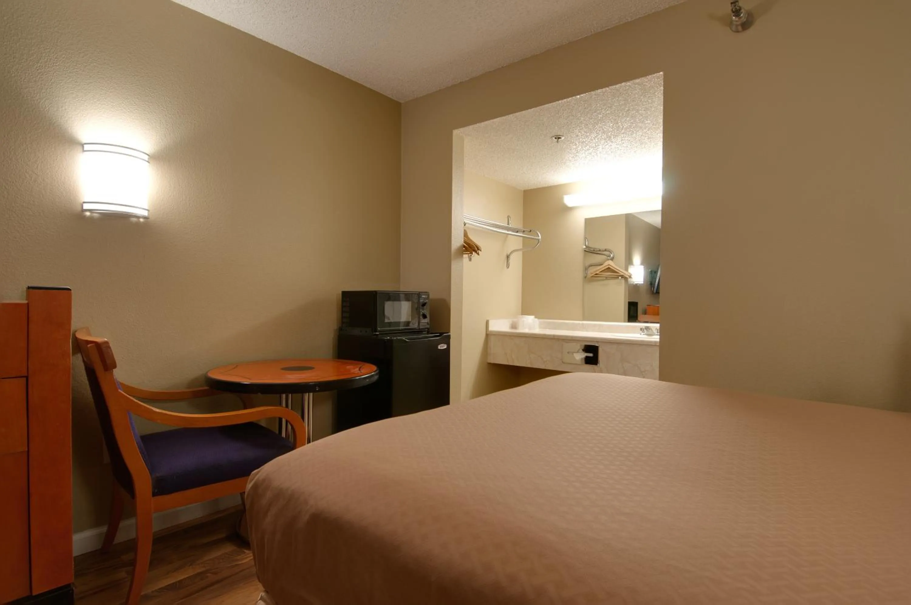 Standard Queen Smoking in Vagabond Inn Bakersfield North