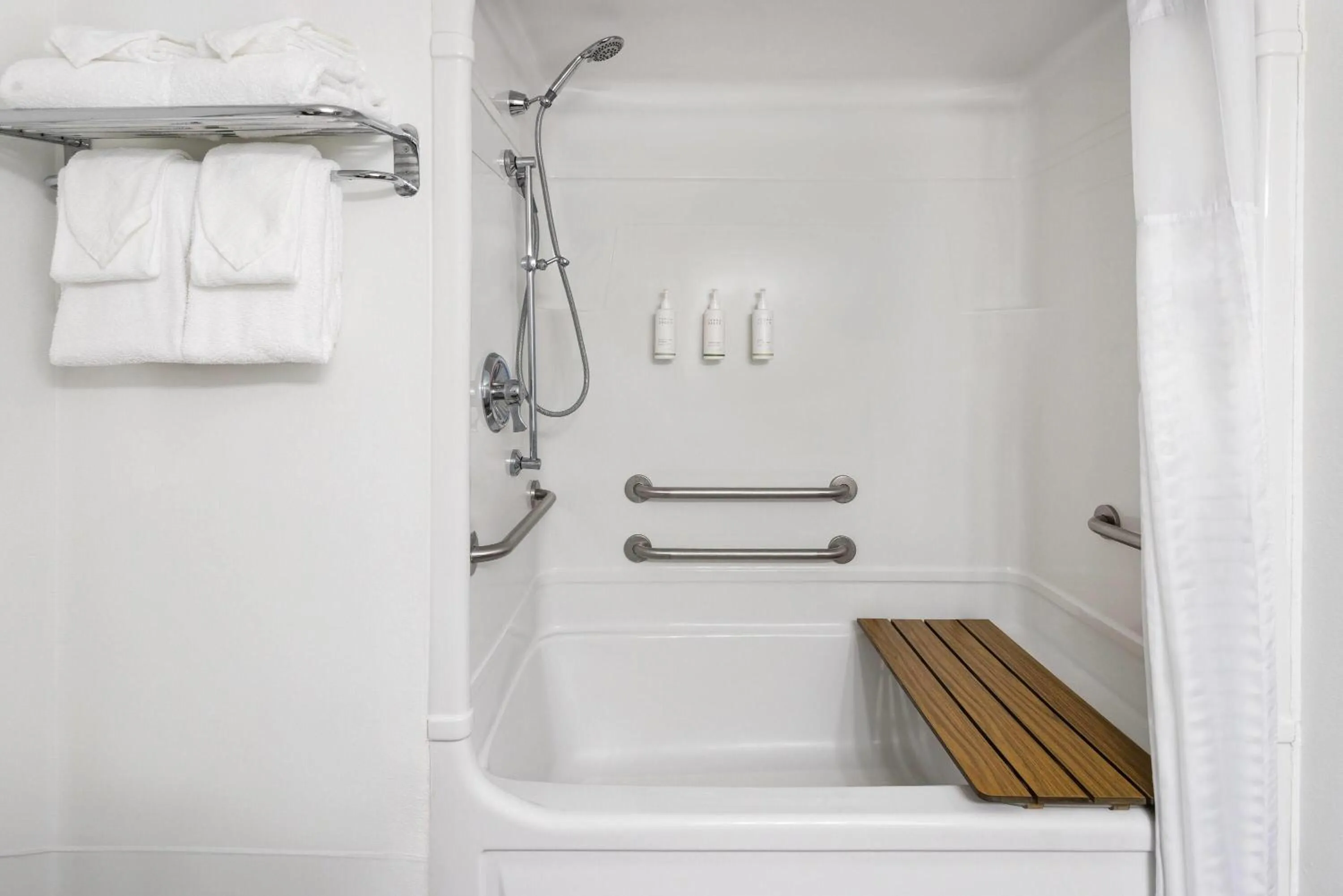 King Room with Mobility Access and Bathtub with Grab Bars, Non-Smoking in Days Inn by Wyndham Penn State