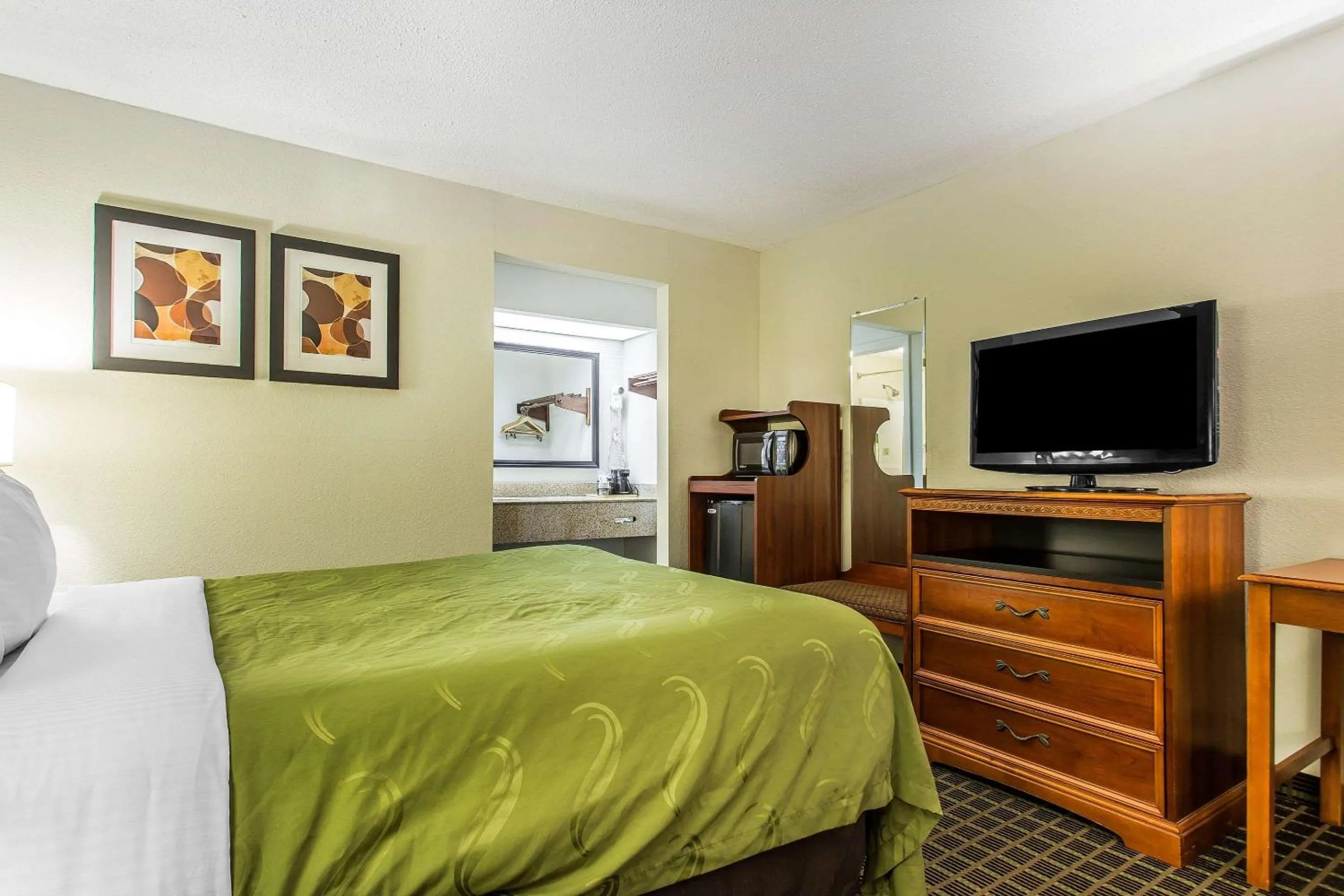 Queen Room - Non-Smoking in Quality Inn & Suites Orangeburg