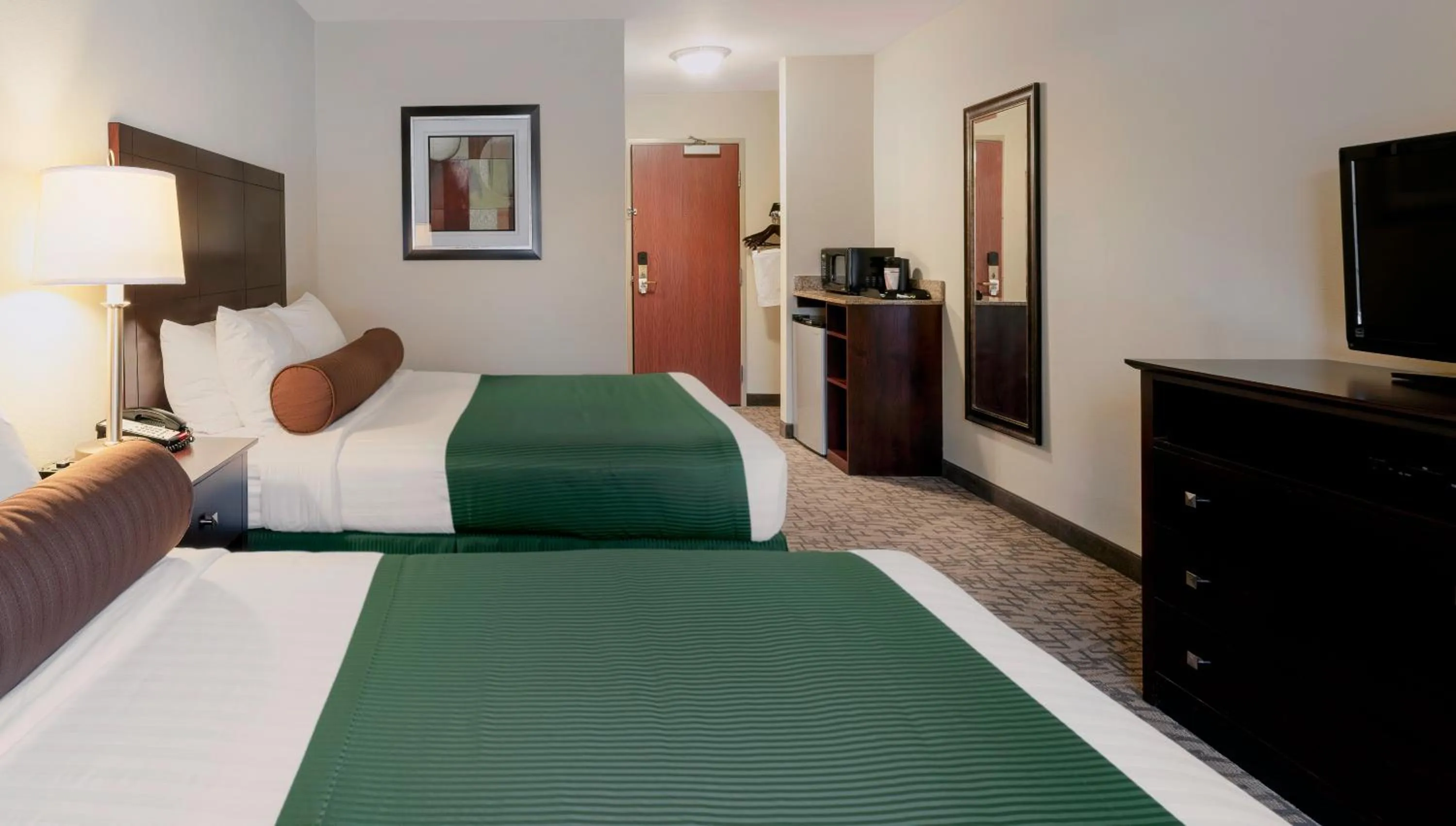 Queen Room - Disability Access in Cobblestone Inn & Suites - Durand