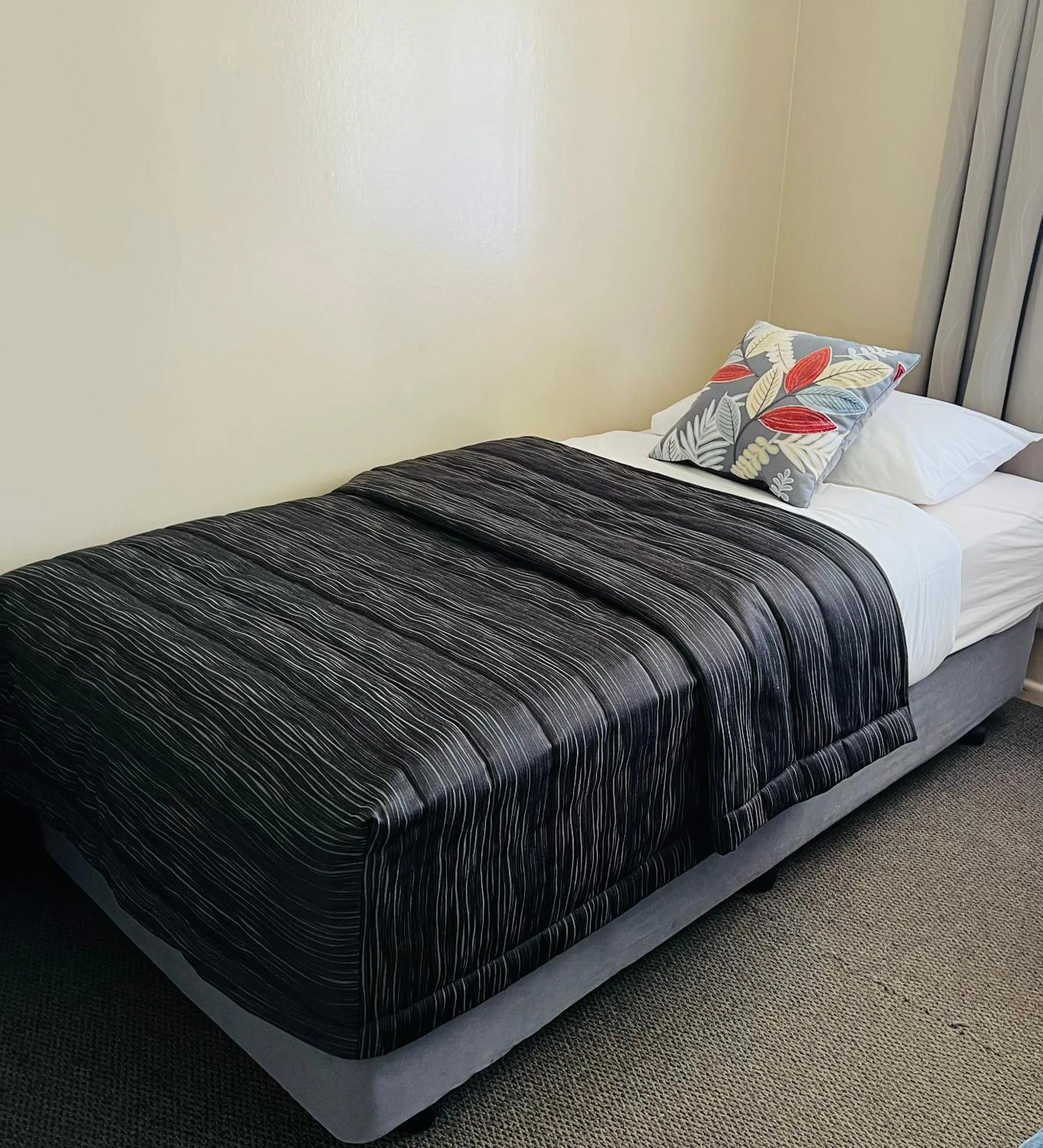 Single Room with Shared Bathroom - single occupancy in Seagulls Guesthouse