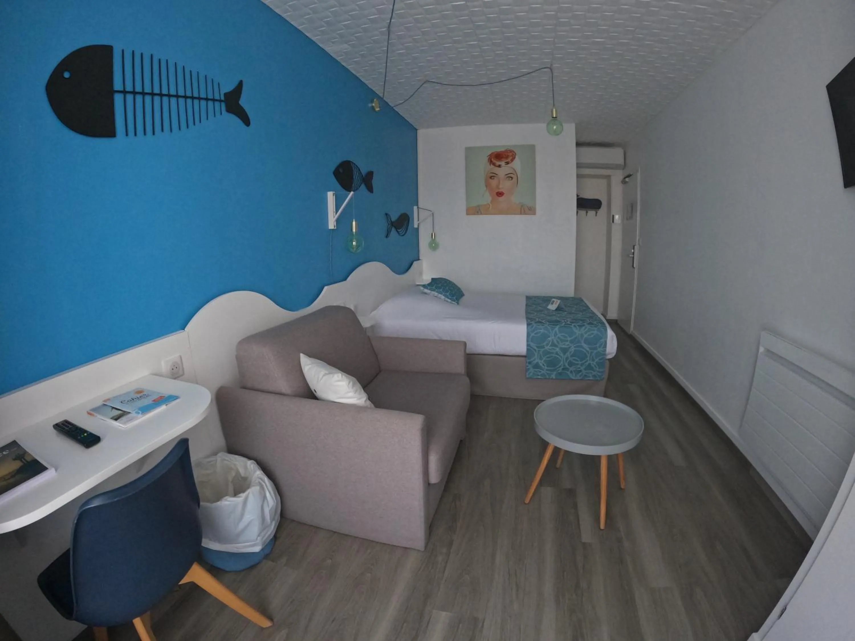 Triple Room (2 Adults + 1 Child) in Hotel La Cote Oceane- Bureau- 250 m plage