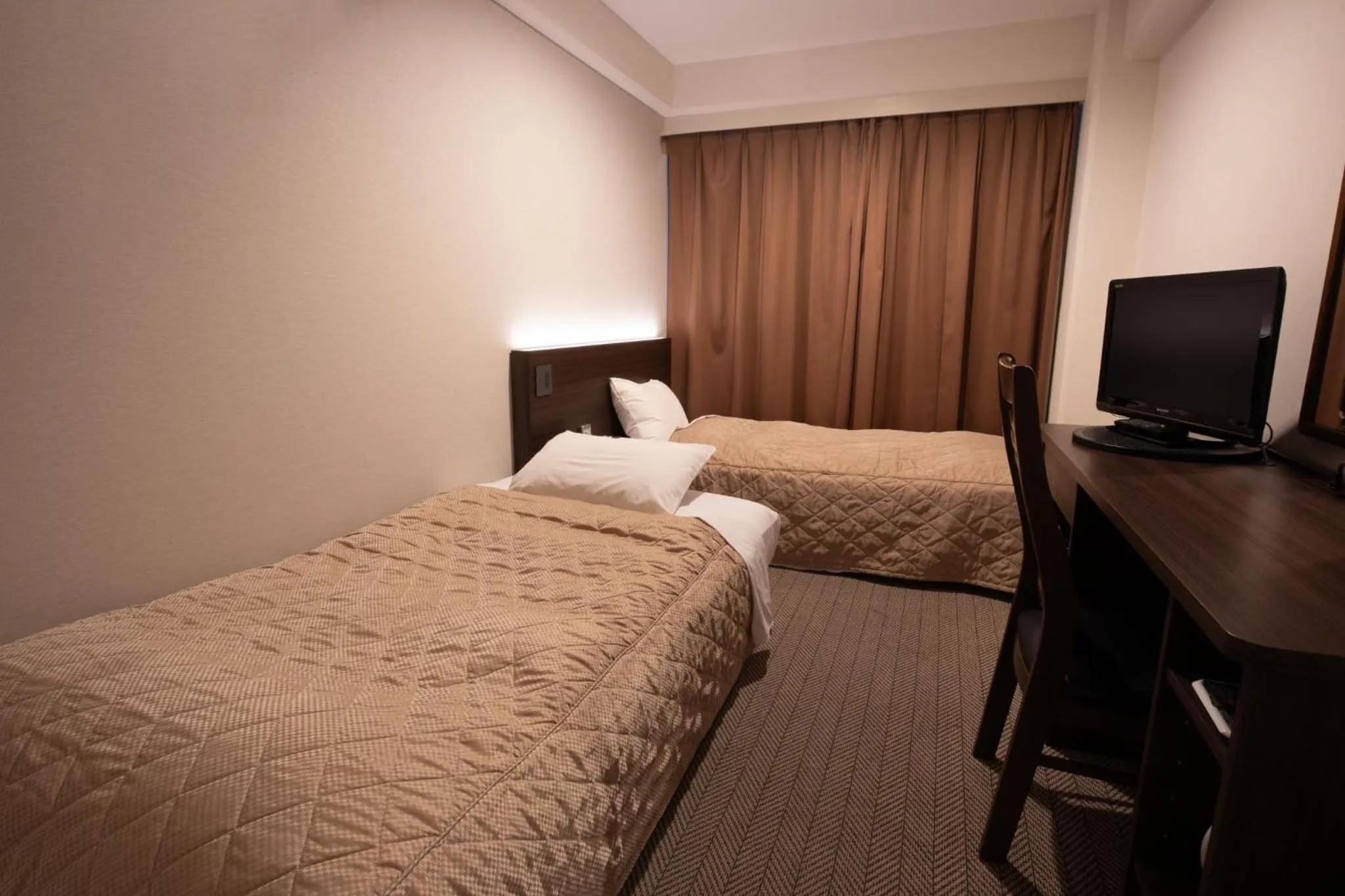 Economy Twin Room in Hotel Sunroute Matsuyama