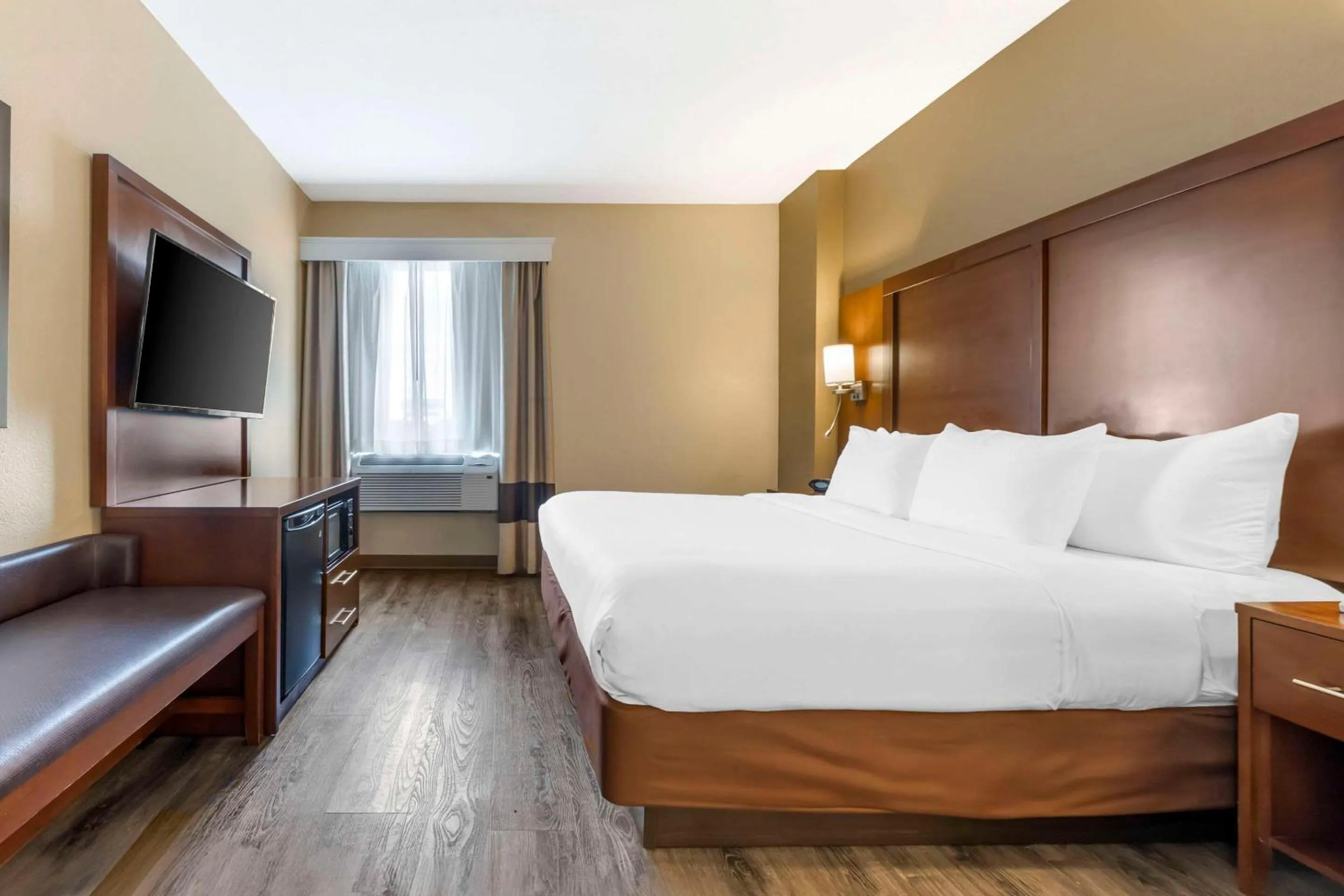 King Suite - Accessible/Non-Smoking in Comfort Suites At the University