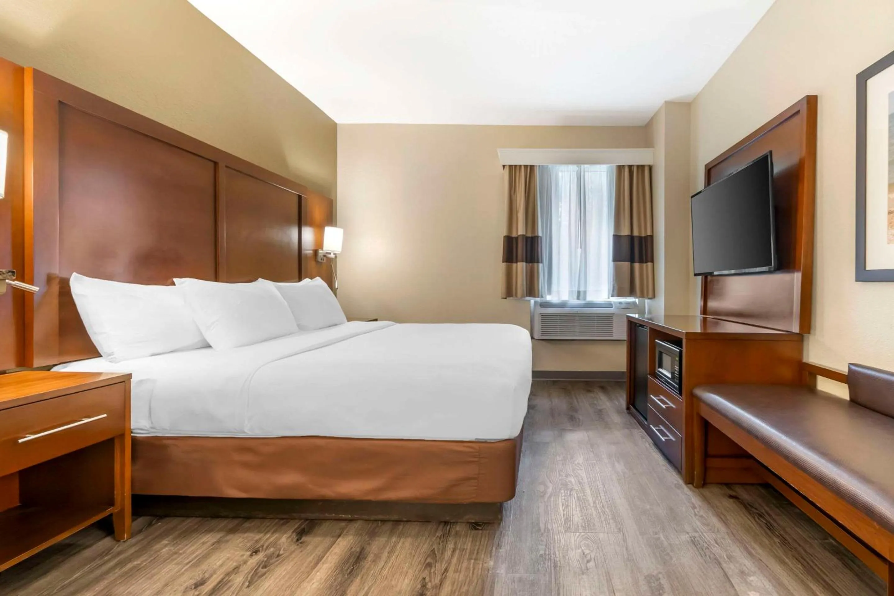 King Suite - Non-Smoking in Comfort Suites At the University