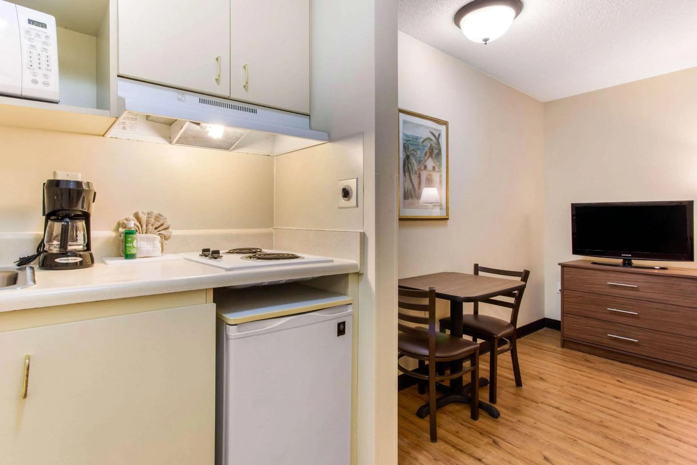 Deluxe Queen Room - Smoking in Studio 6 Myrtle Beach, SC