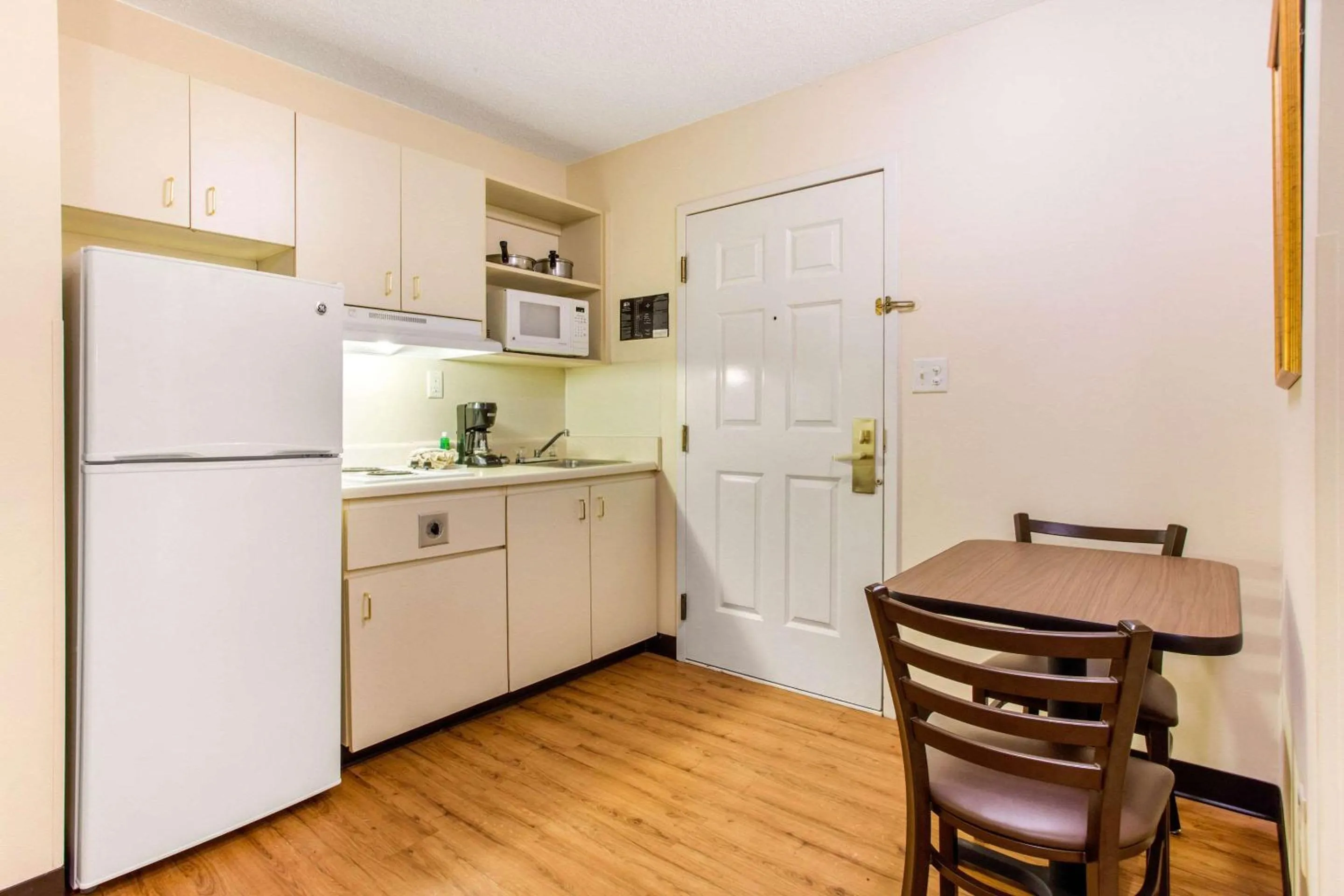 Deluxe King Room - Smoking in Studio 6 Myrtle Beach, SC