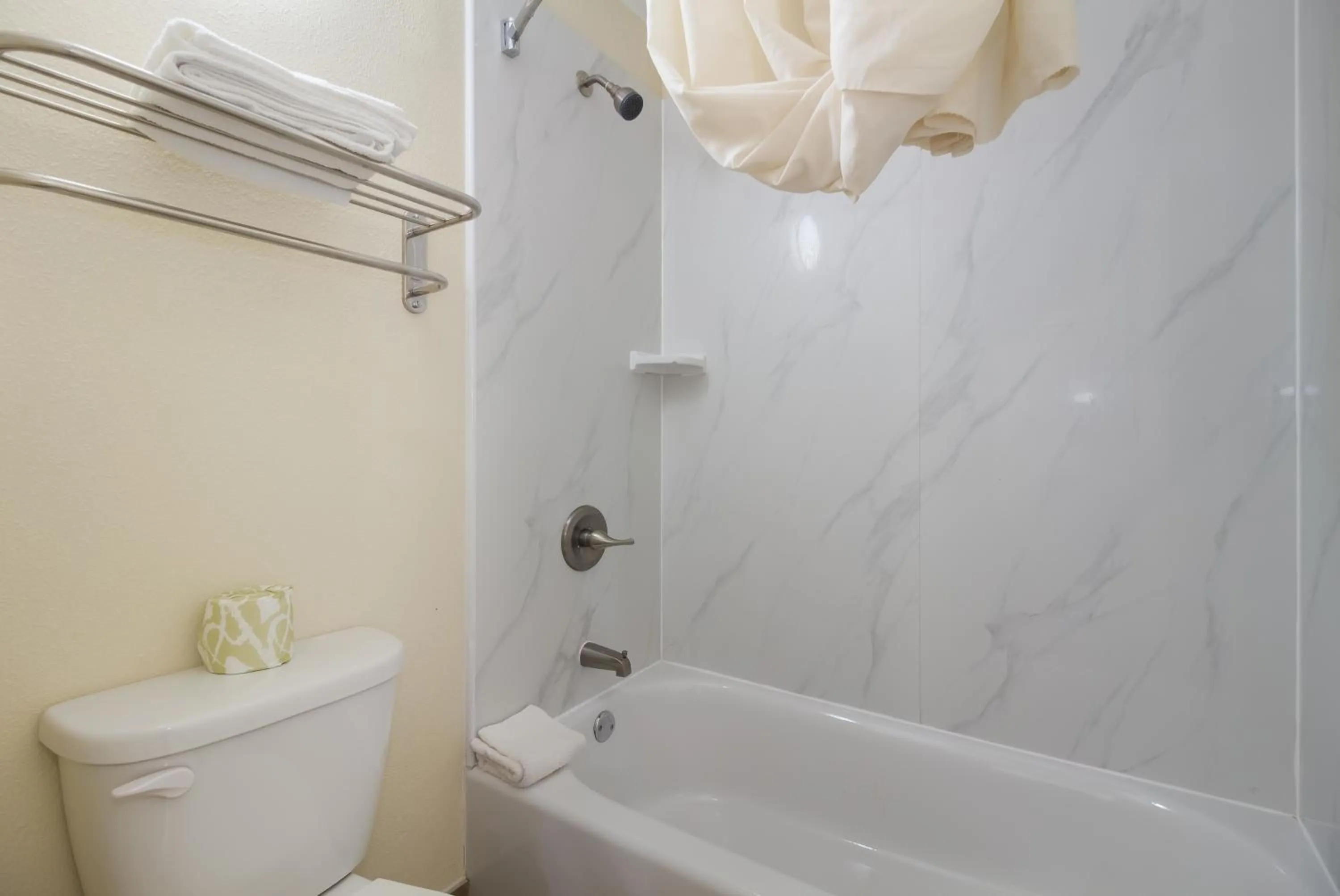 King Room - Smoking  in Suburban Studios Florence I-95