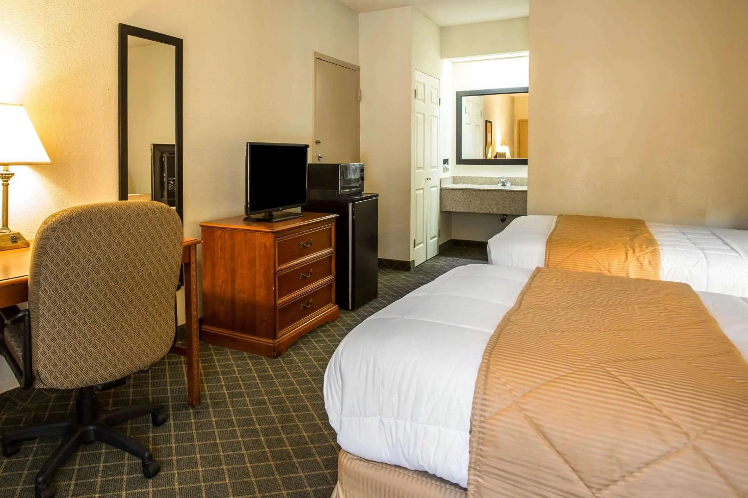 Double Room with Two Double Beds - Smoking in Clarion Inn & Suites Aiken South