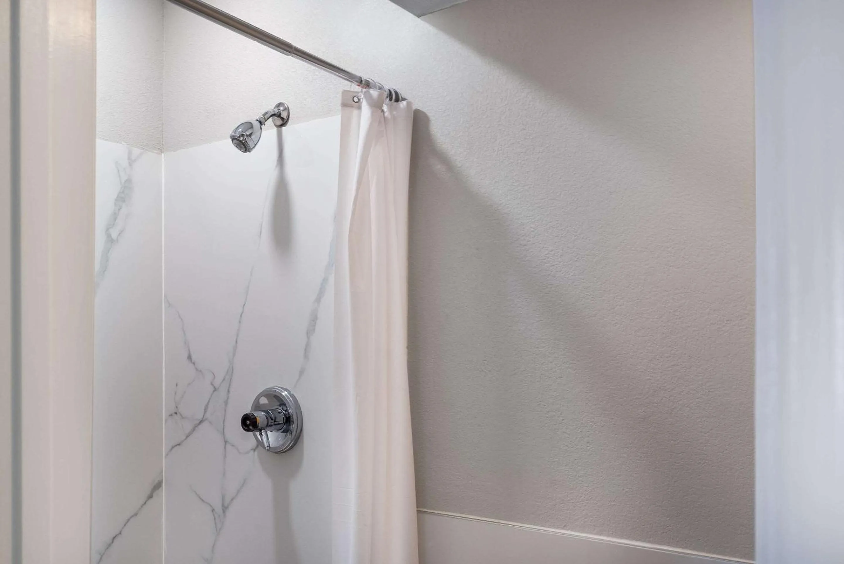 Queen Room with Roll-In Shower - Disability Access-Non Smoking in Sleep Inn Spartanburg Southwest