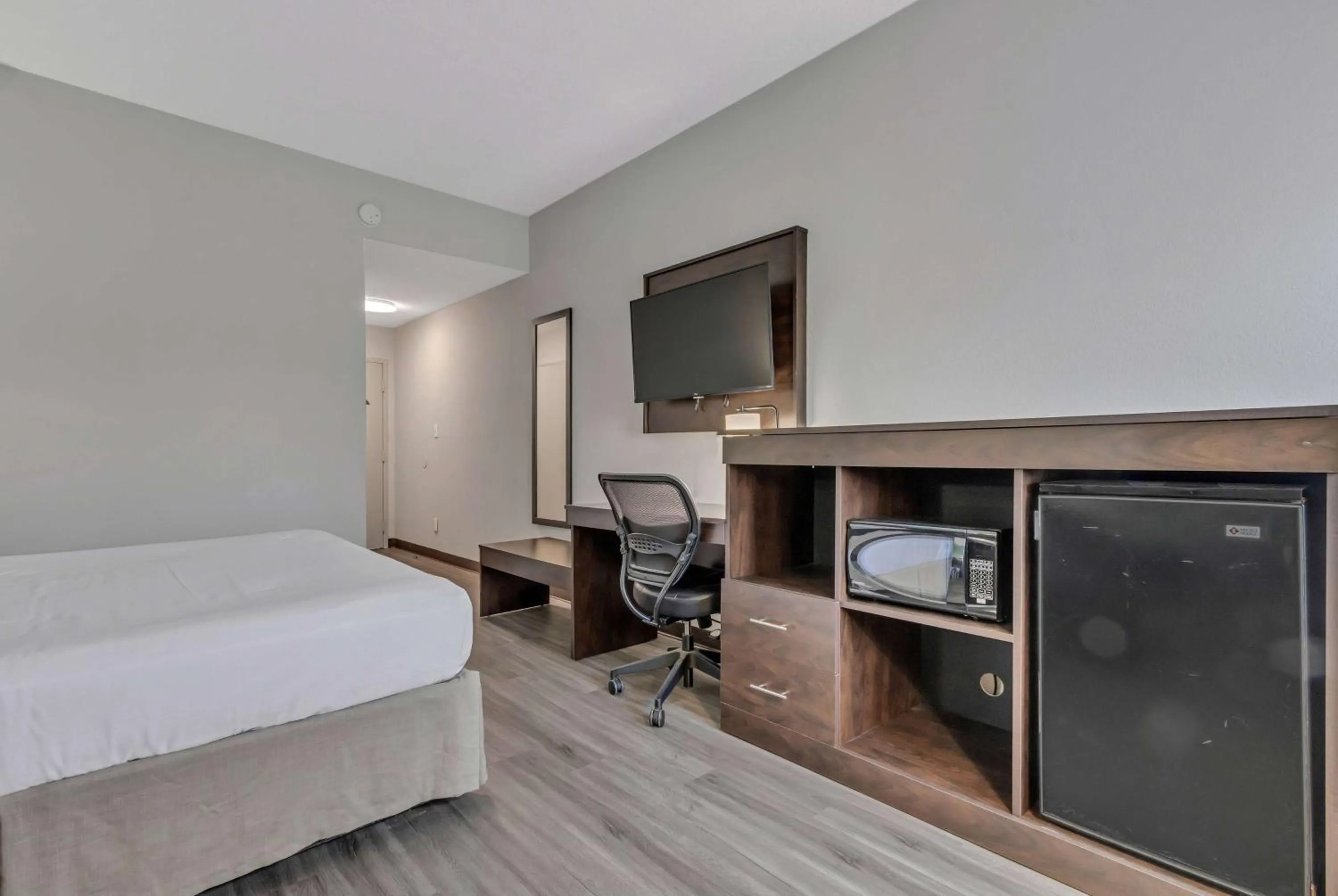 King Room Accessible Mobility Access - Non-Smoking - Ground Floor in Baymont by Wyndham North Myrtle Beach