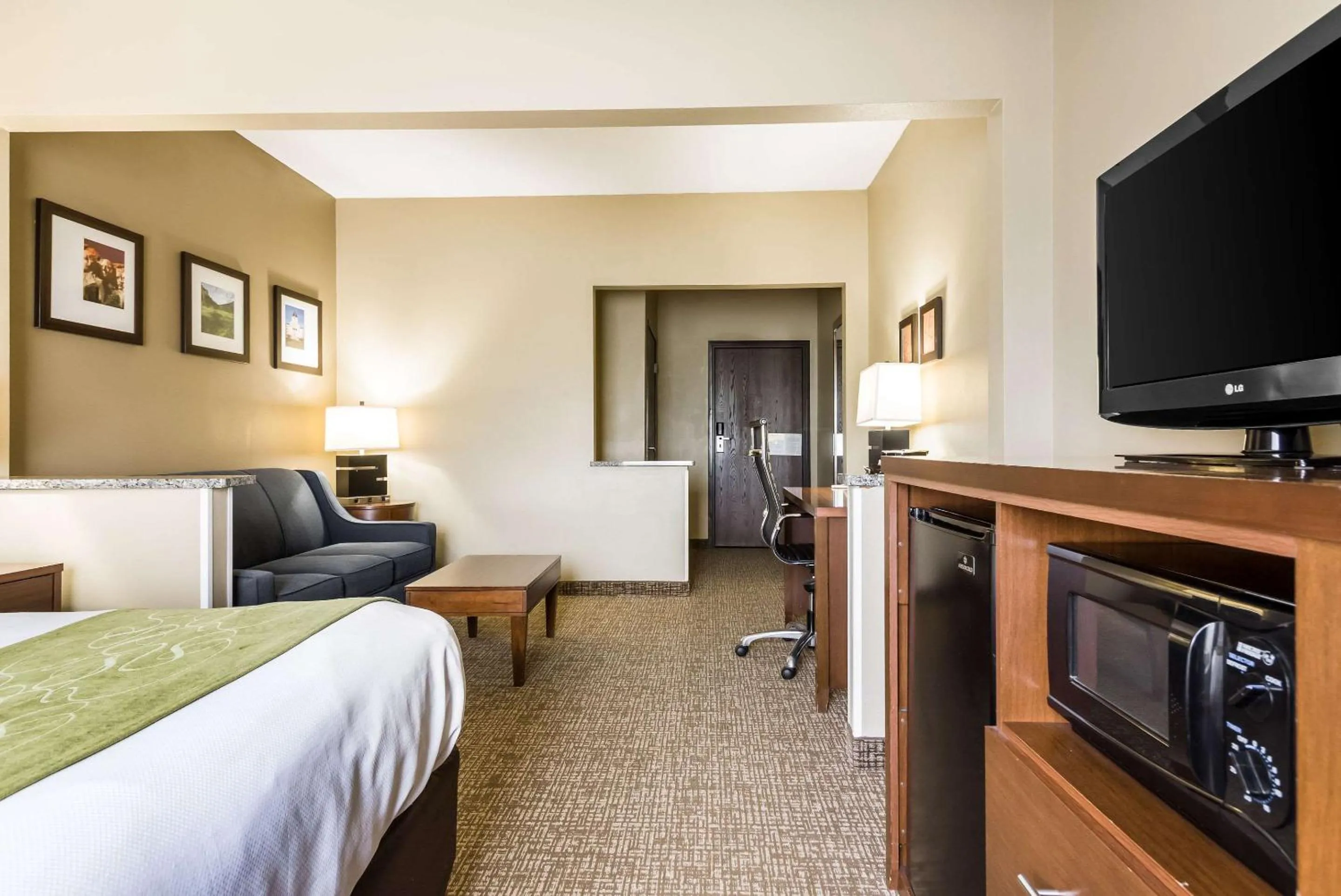 King Suite - Non-Smoking in Comfort Suites Sioux Falls Mall District