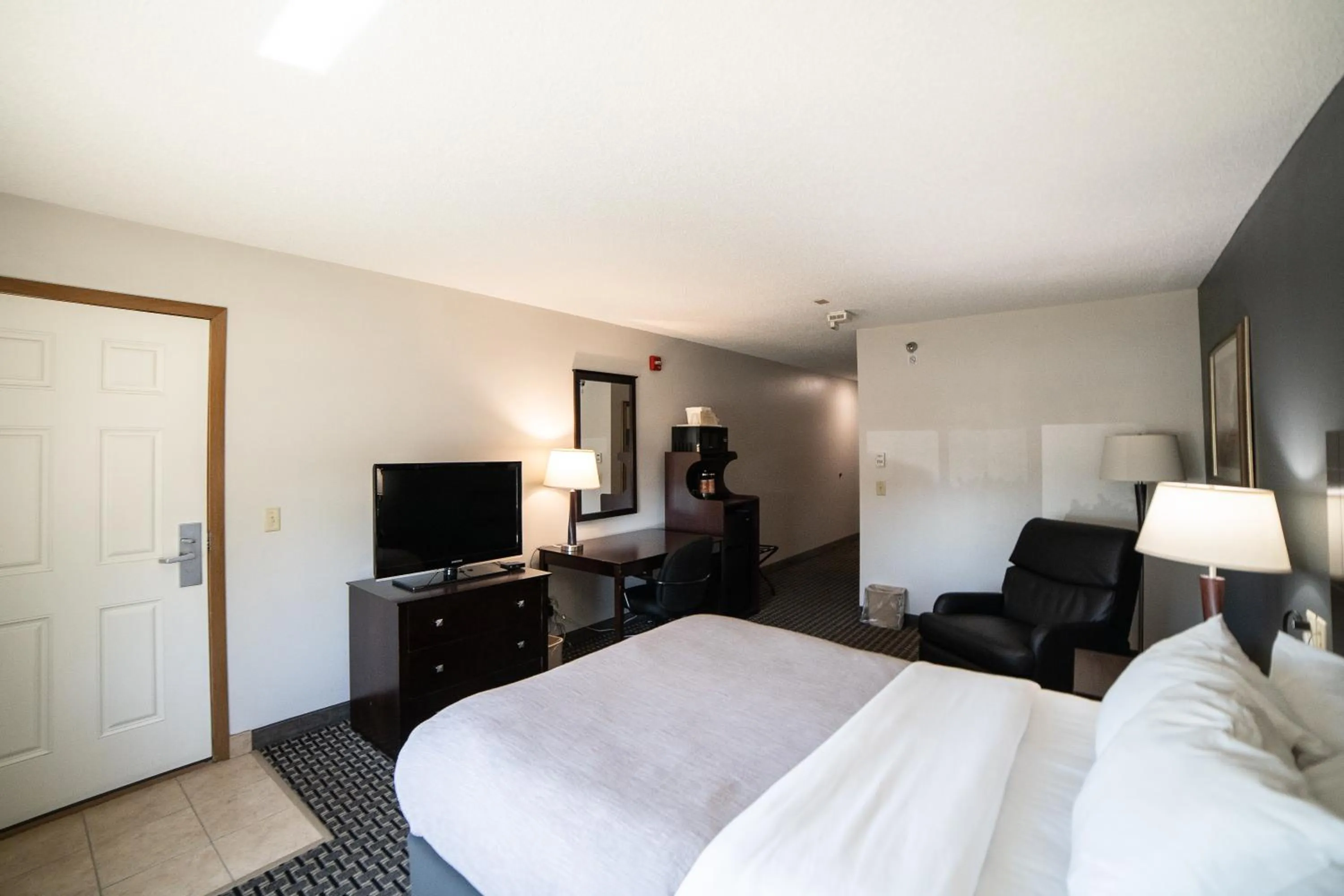 Queen Room - Accessible/Nonsmoking in Quality Inn & Suites Watertown near Prairie Lakes Ice Arena