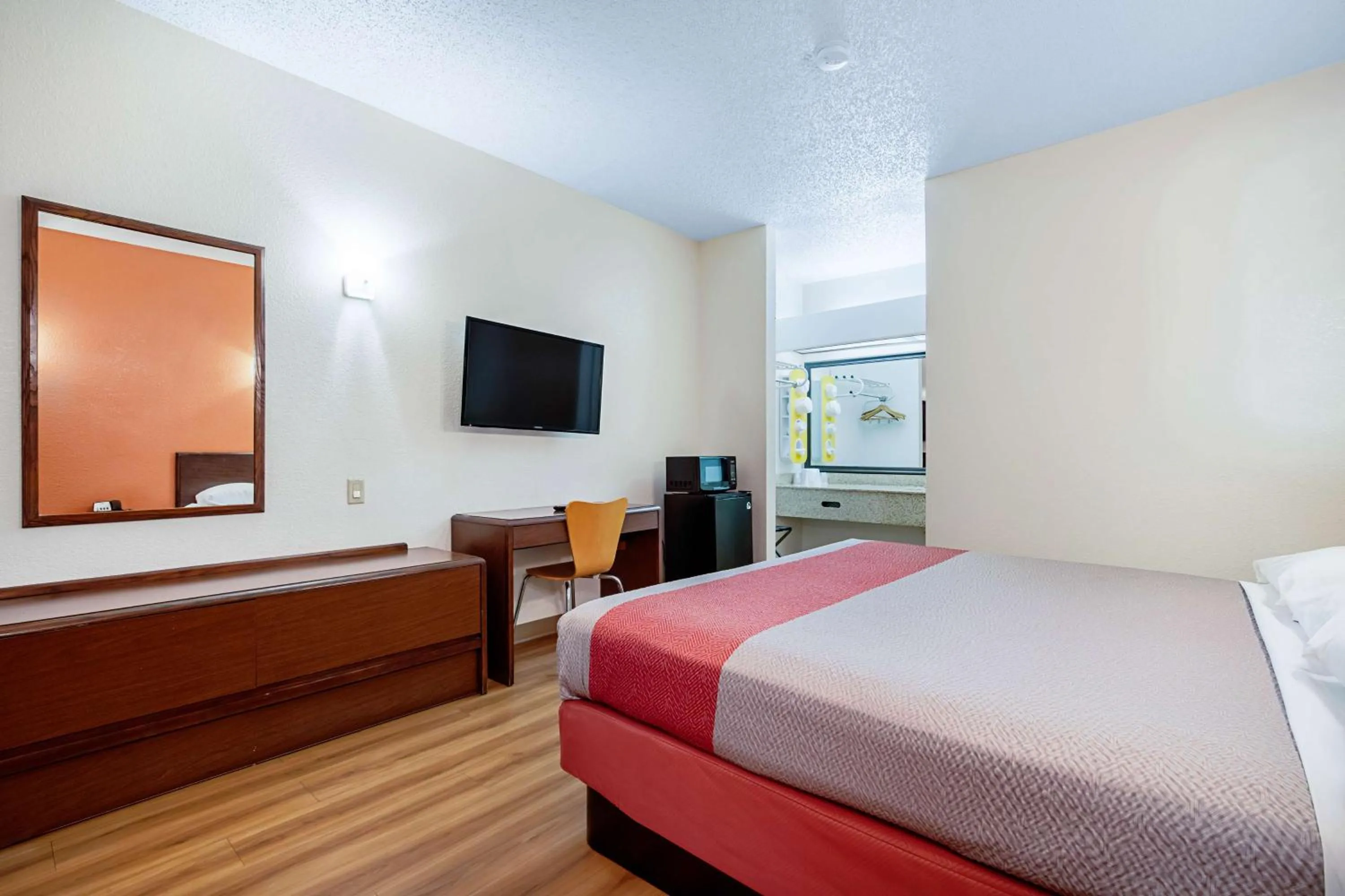 King Room - single occupancy - Disability Access - Non-Smoking in Motel 6-Covington, TN