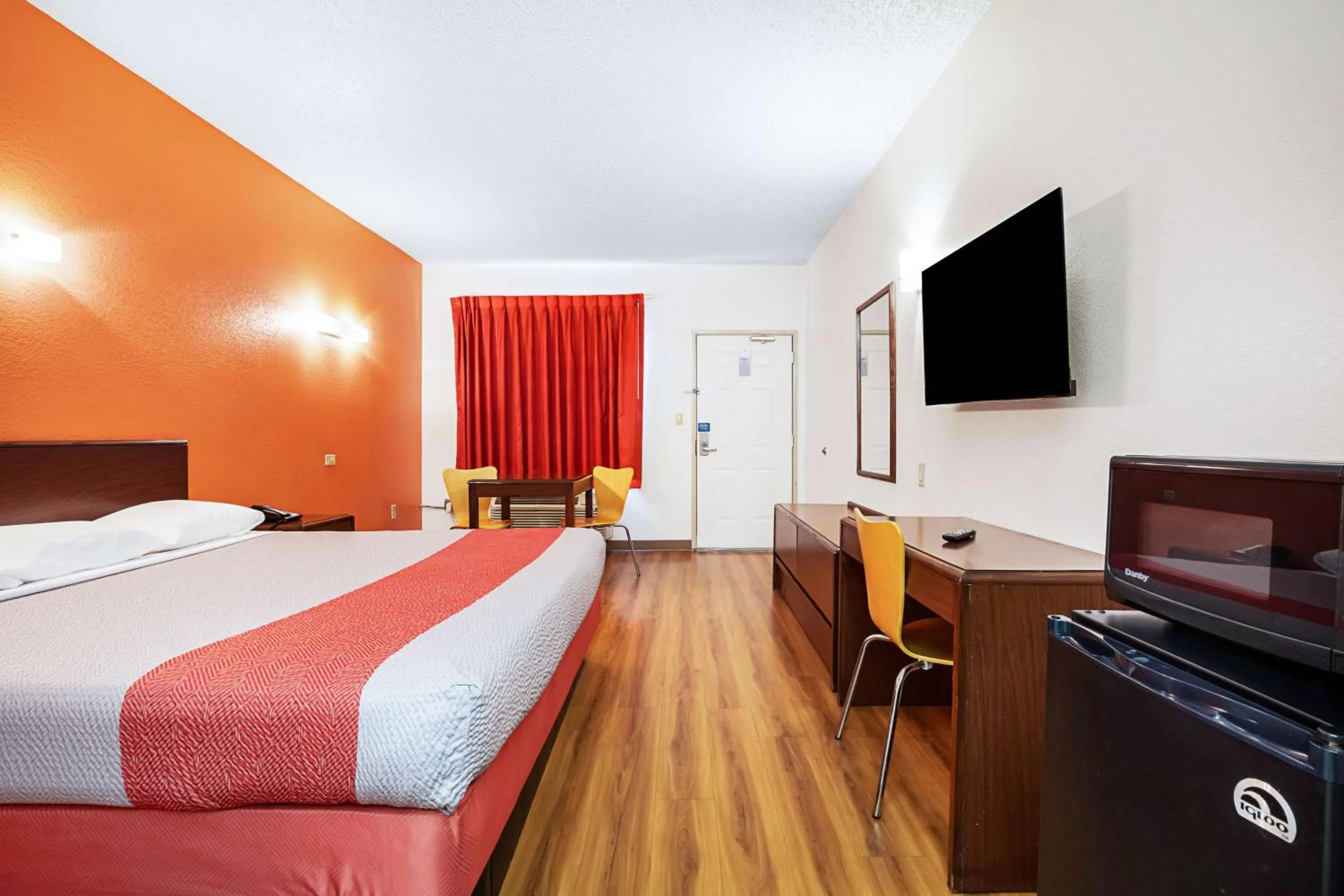 King Room - single occupancy - Disability Access - Smoking in Motel 6-Covington, TN