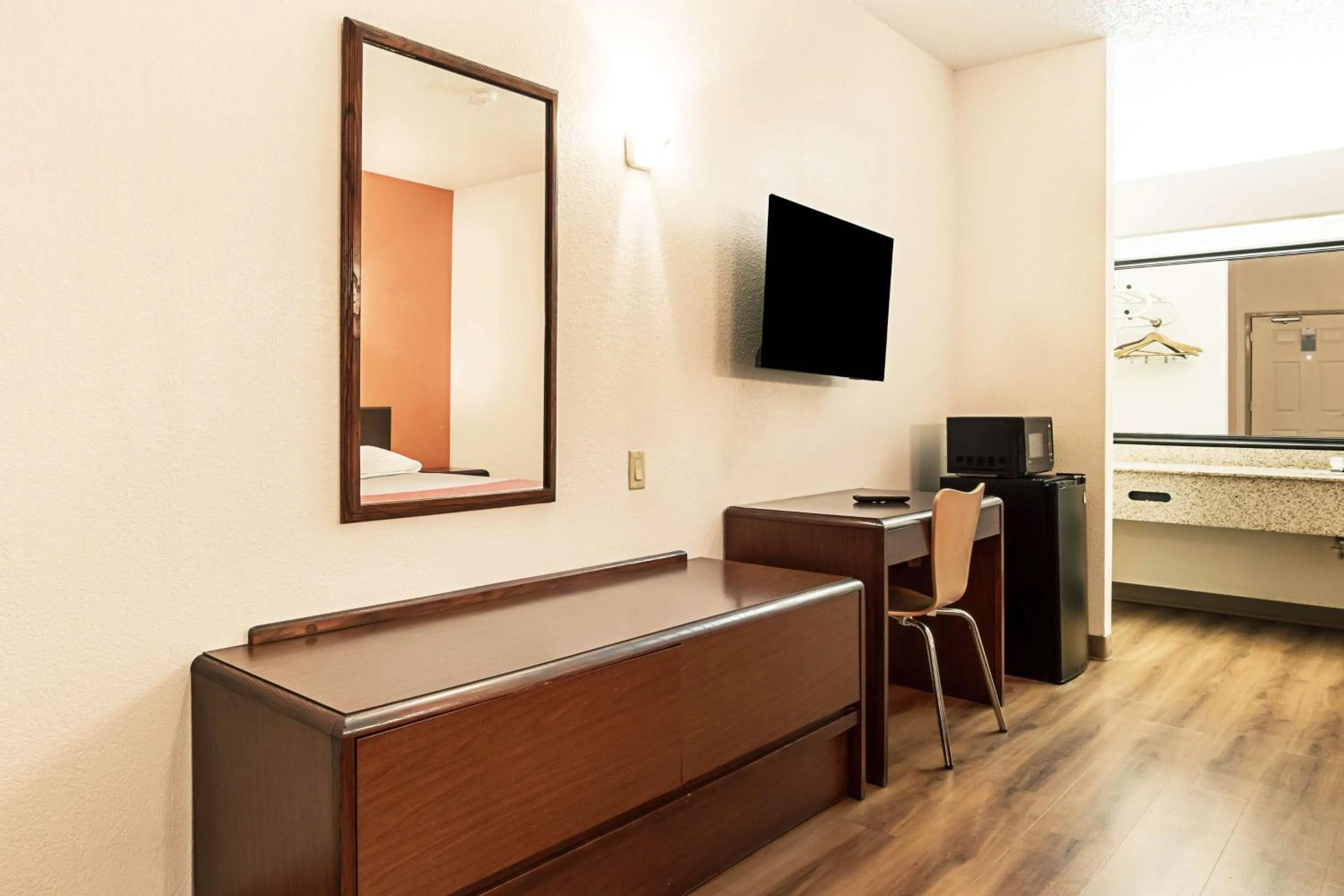 Deluxe King Room - single occupancy - Non-Smoking in Motel 6-Covington, TN