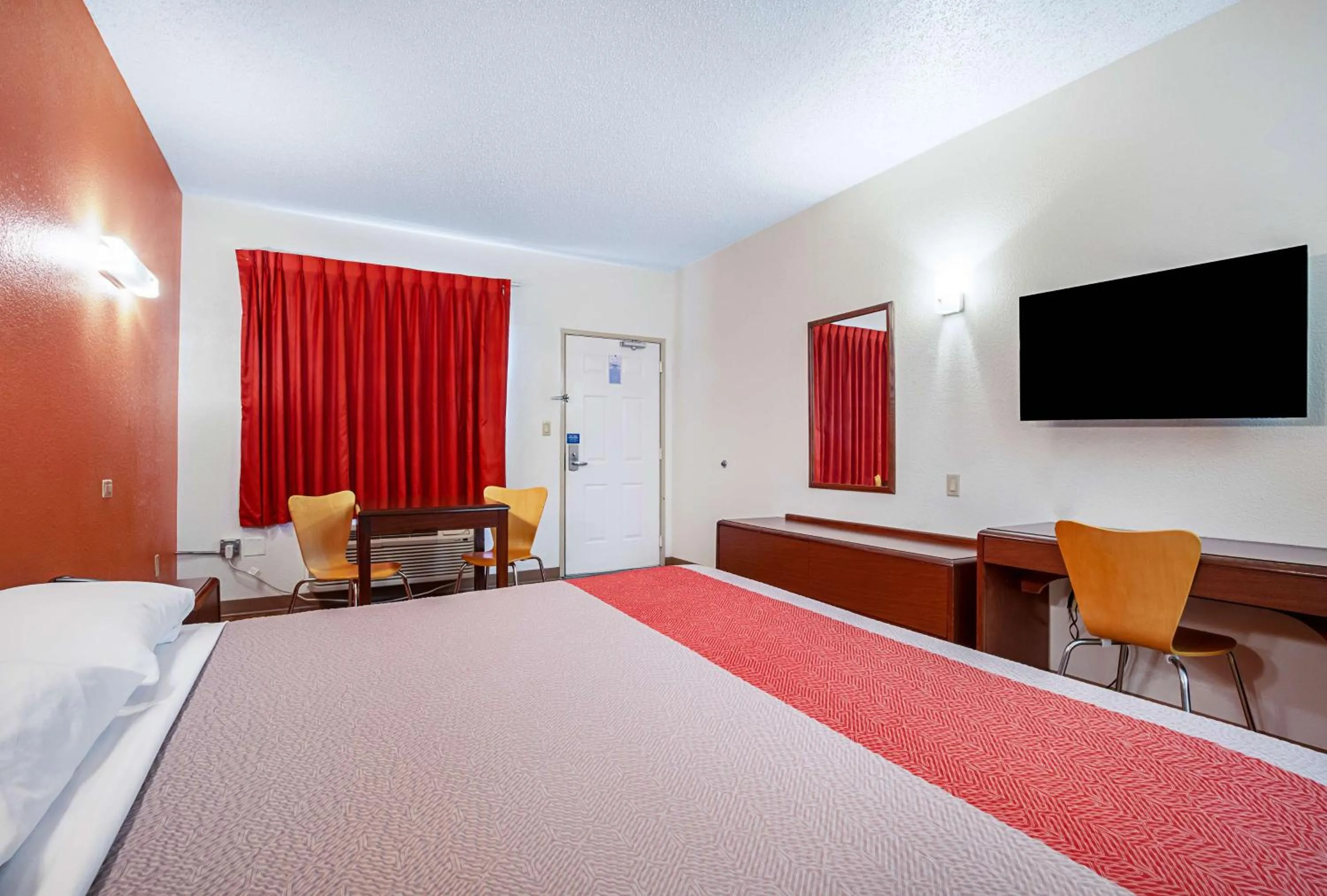 Deluxe King Room - single occupancy - Smoking in Motel 6-Covington, TN