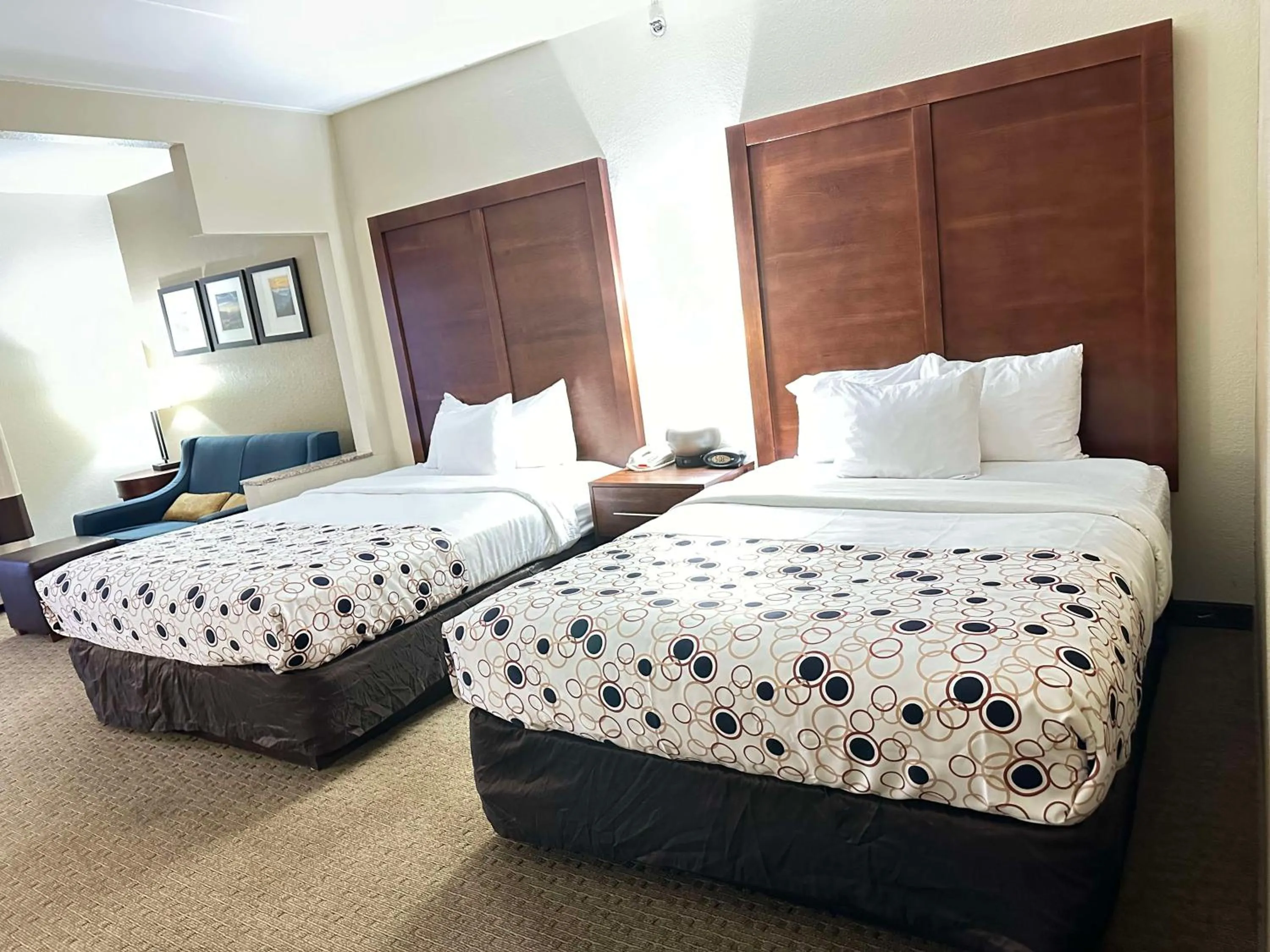 Queen Suite with Two Queen Beds and Sofa Bed - Mountain View/Non-Smoking in Vista Suites Near Island and Leconte Convention Center