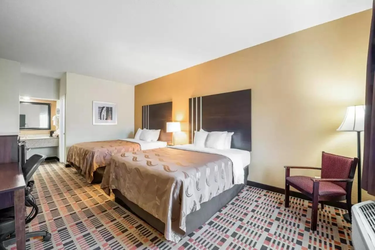 Queen Room with Two Queen Beds - Smoking in Quality Inn Downtown