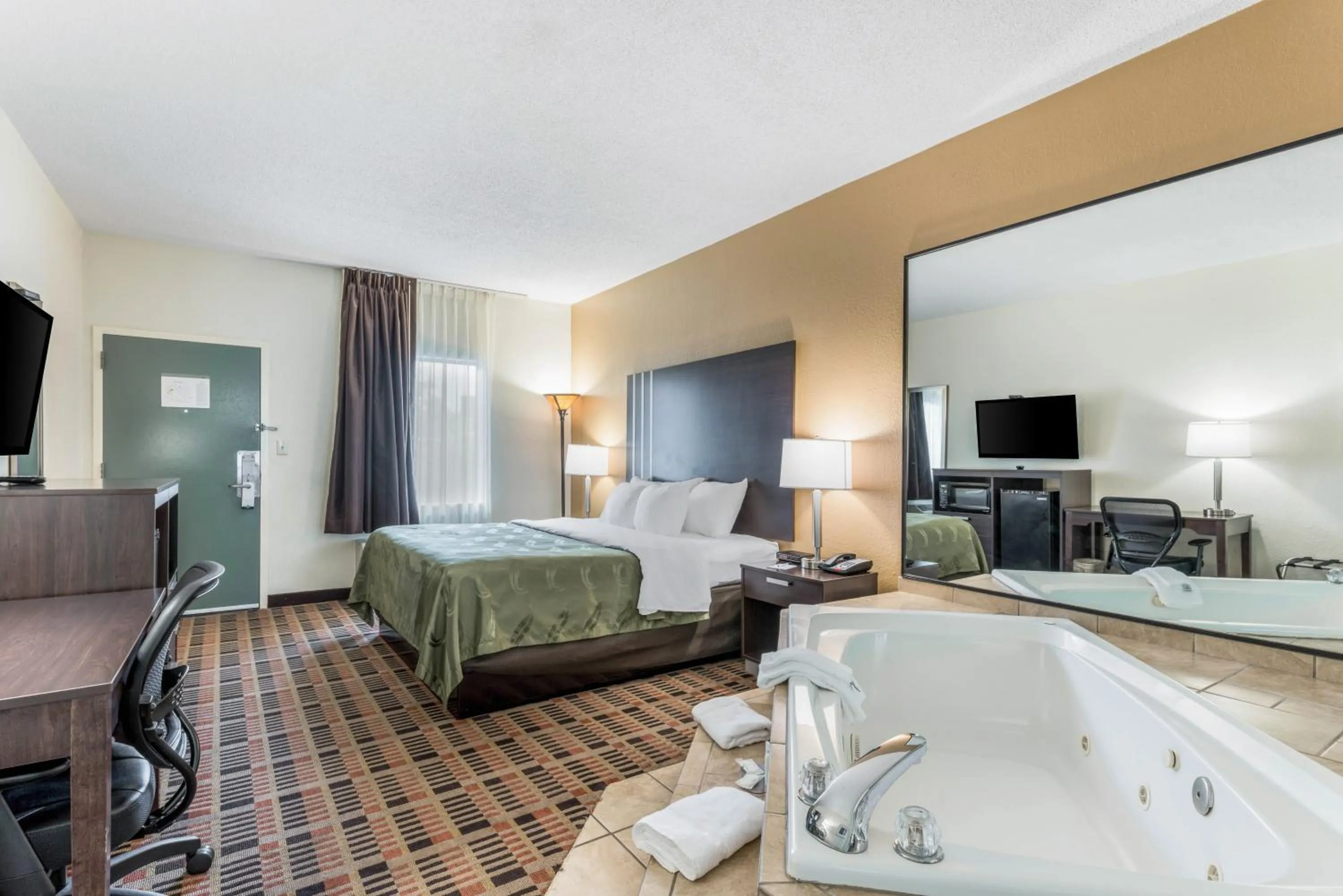 One Room Suite - Smoking in Quality Inn Downtown