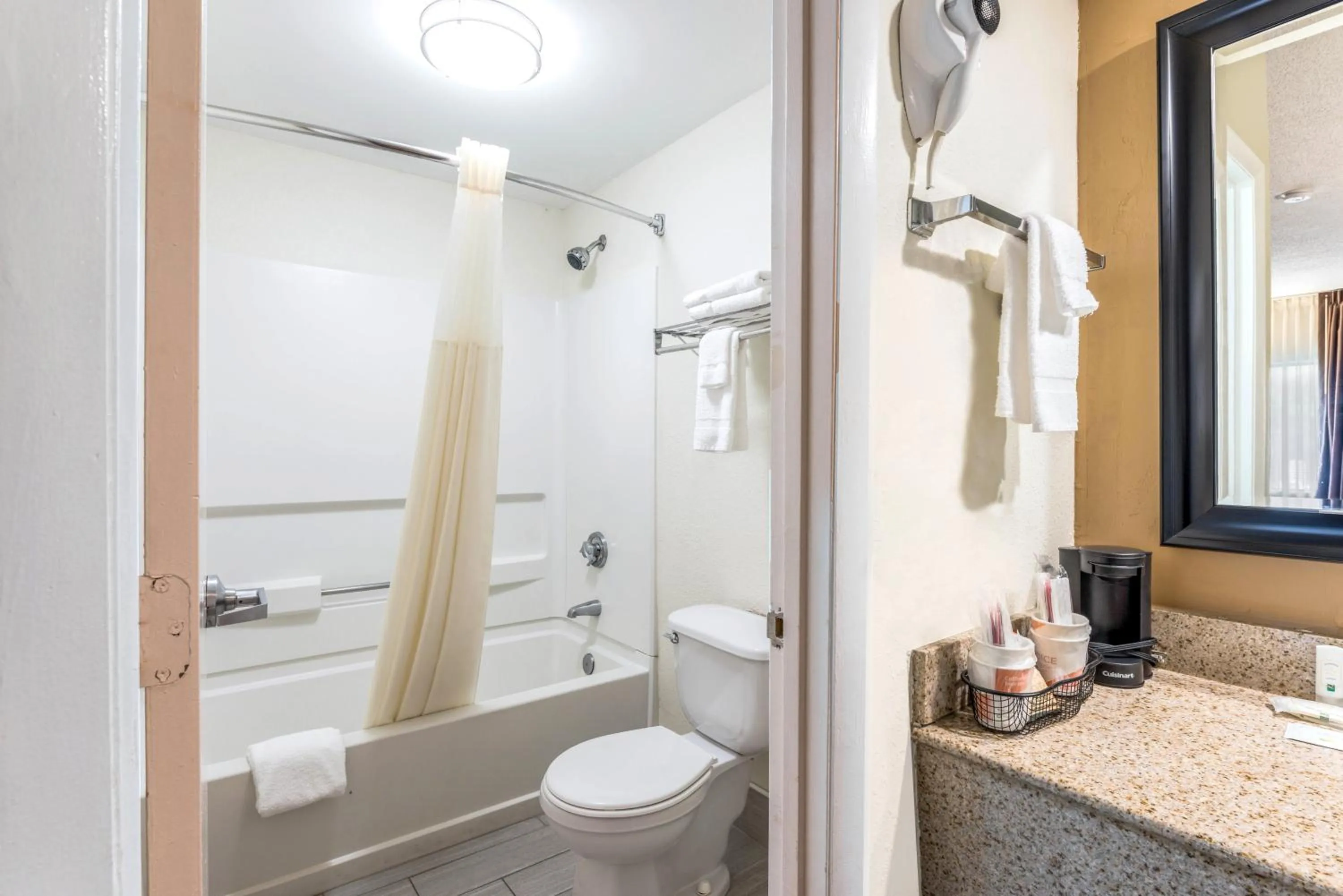 King Suite - Non Smoking in Quality Inn Downtown