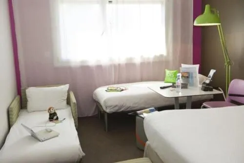Standard Room with One Double Bed and Two Single Beds in Ibis Styles Annemasse Genève